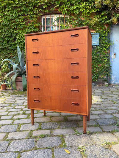 Commode en teck avec poignées creusées de Kværndrup Møbelfabrik