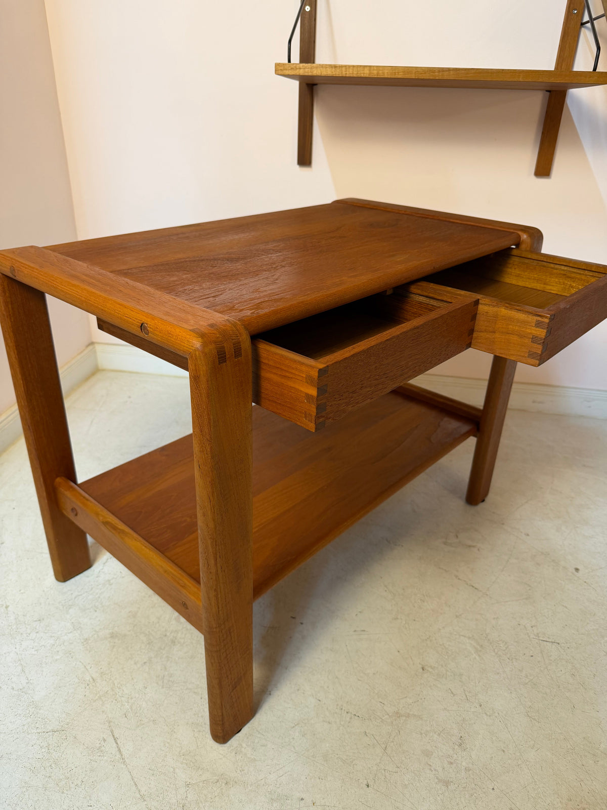 Beistelltisch Teak mit Schubladen und Ablage aus Dänemark