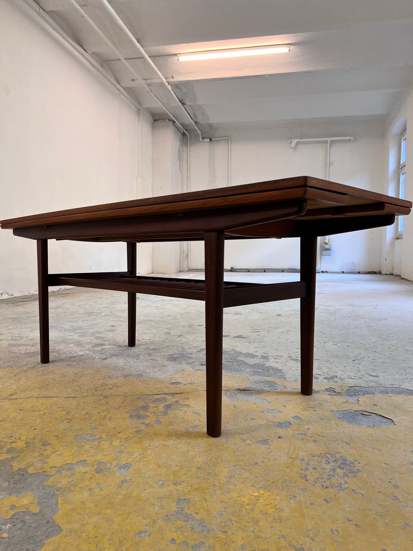 Vintage Couchtisch Teak mit Ablage, ausziehbar, dänisch