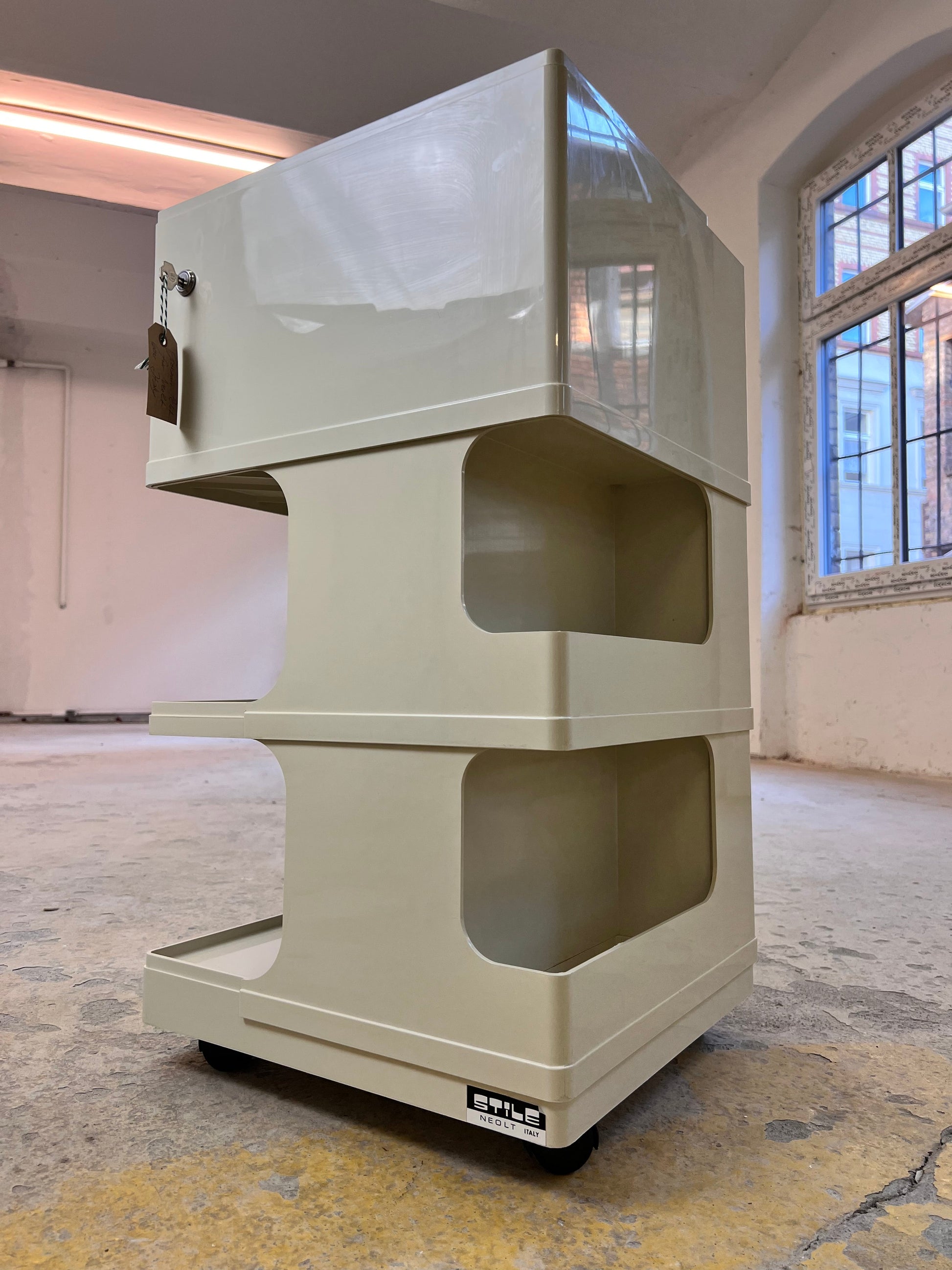 Vintage Rollwagen Stile von Giovanni Pelis für Neolt, cremeweiß, Schloss mit Schlüssel