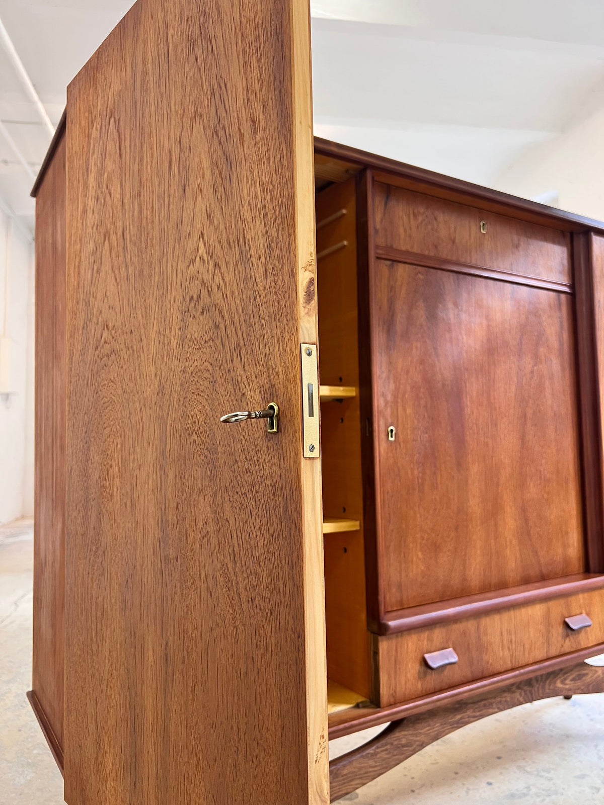 Vintage Kommode aus Teak aus Dänemark refurbished braun rotstichig Teakholz Metall