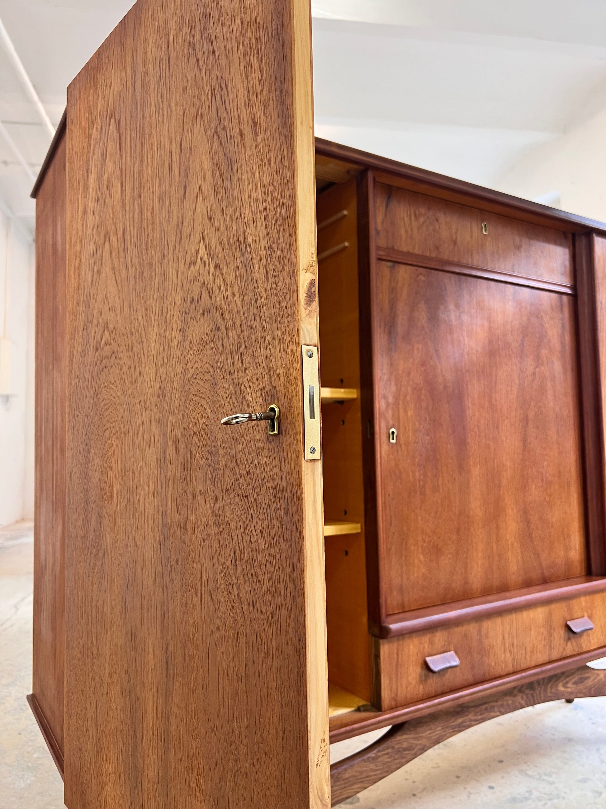 Vintage Kommode aus Teak aus Dänemark refurbished braun rotstichig Teakholz Metall
