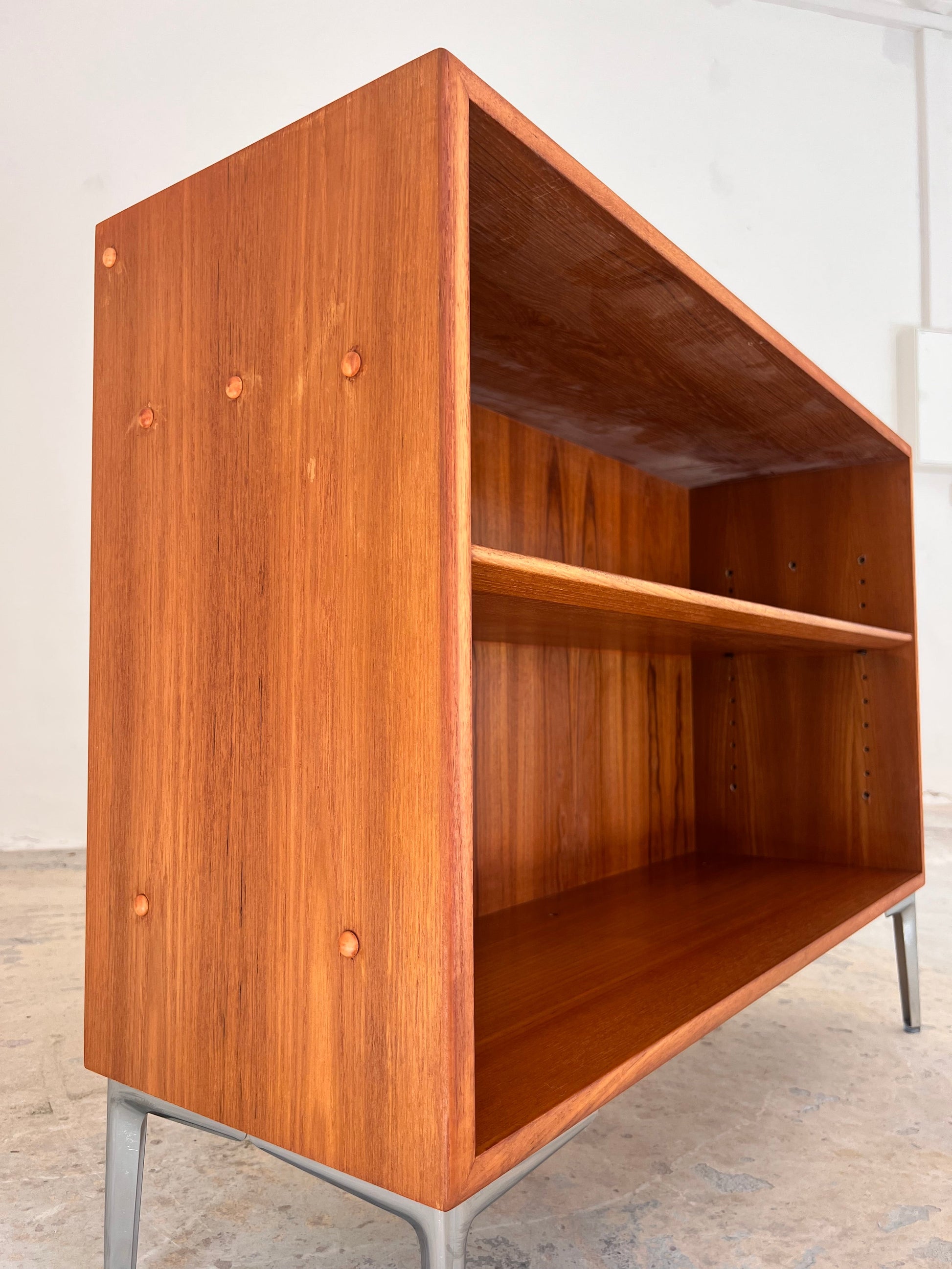 Vintage Teak Regal mit neuen Chromfüßen von Søborg Møbelfabrik