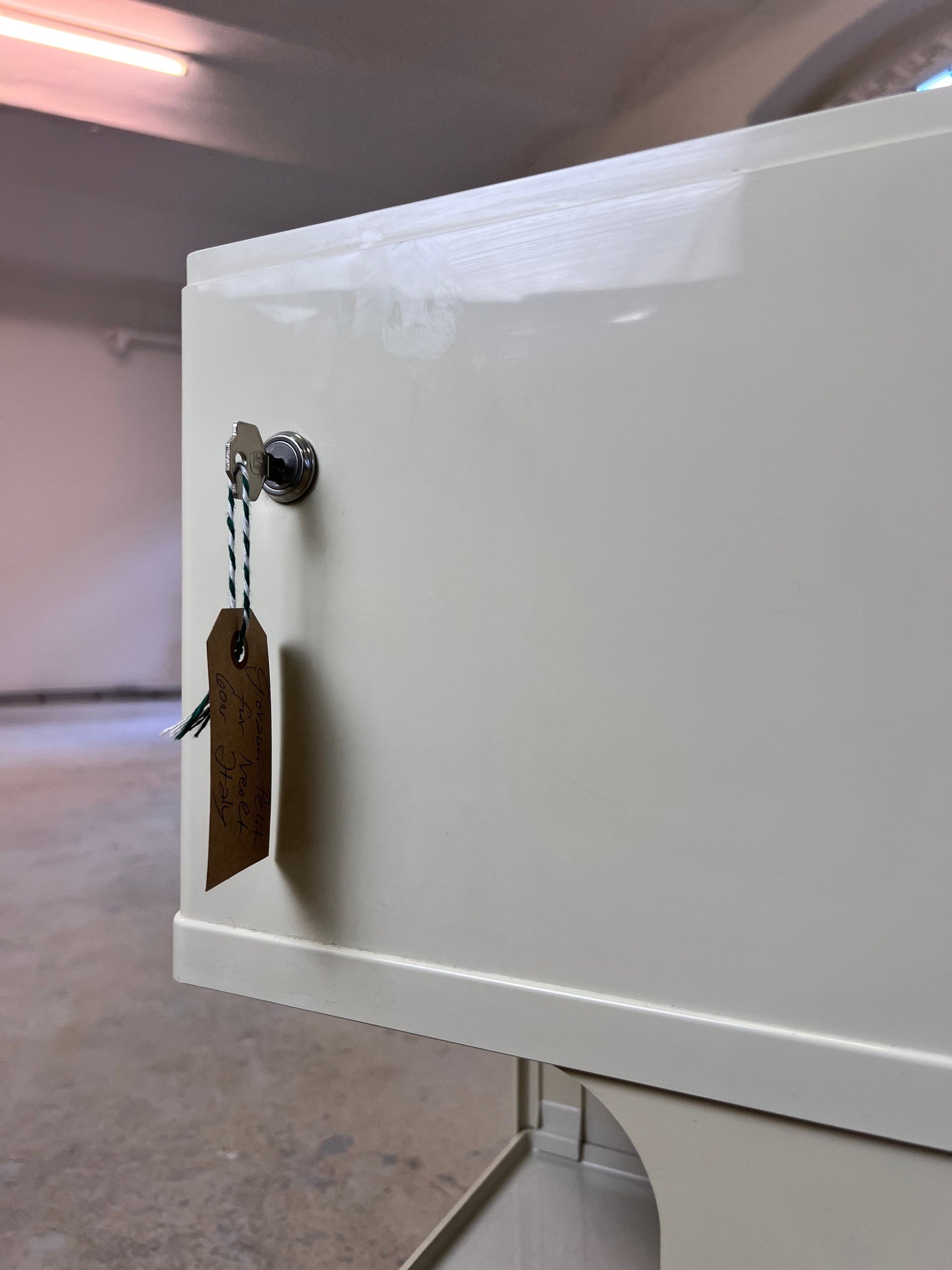 Vintage Rollwagen Stile von Giovanni Pelis für Neolt, cremeweiß, Schloss mit Schlüssel