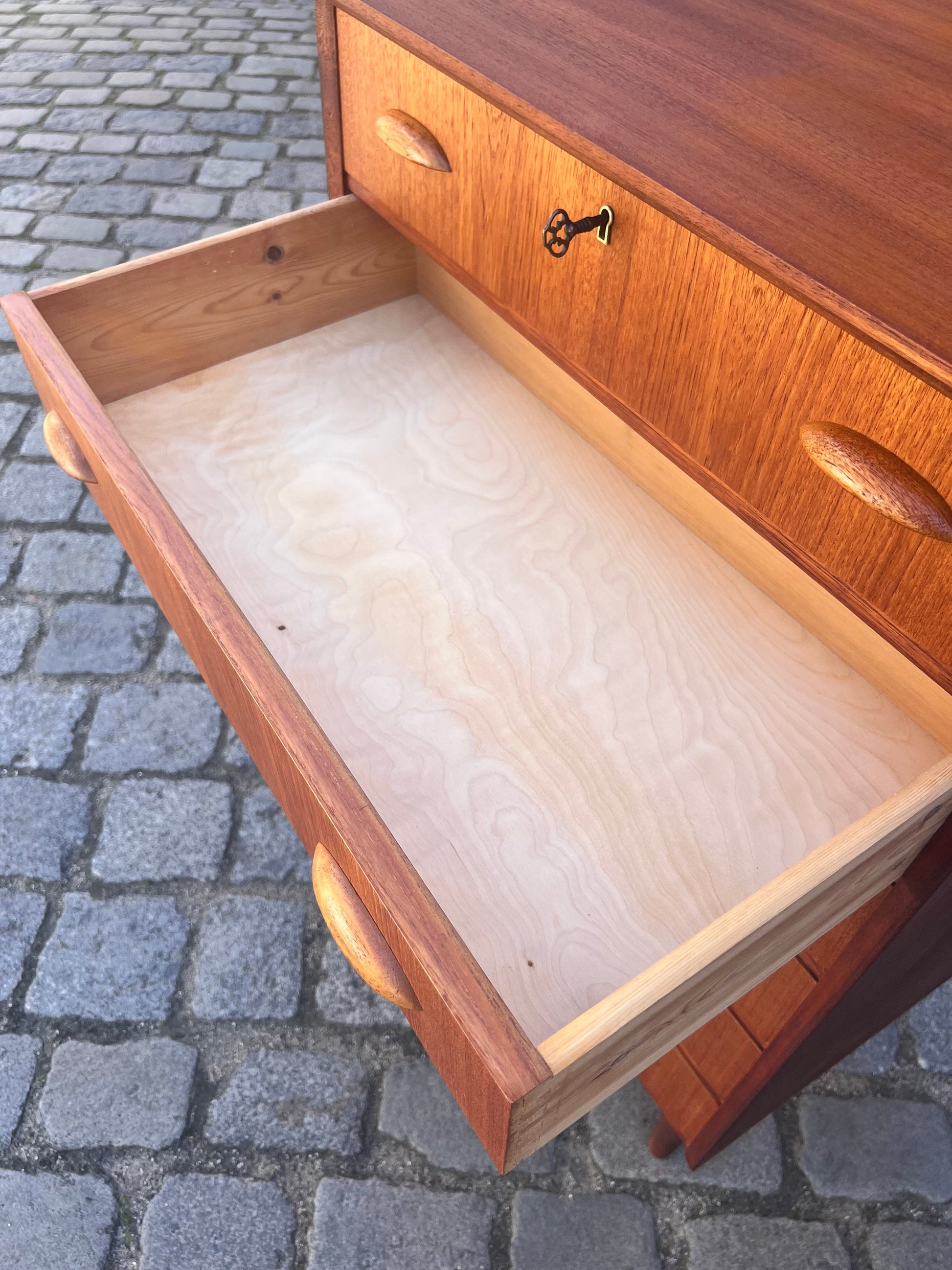 Vintage Teak Kommode mit Muschelgriffen aus Dänemark, 60er Jahre
