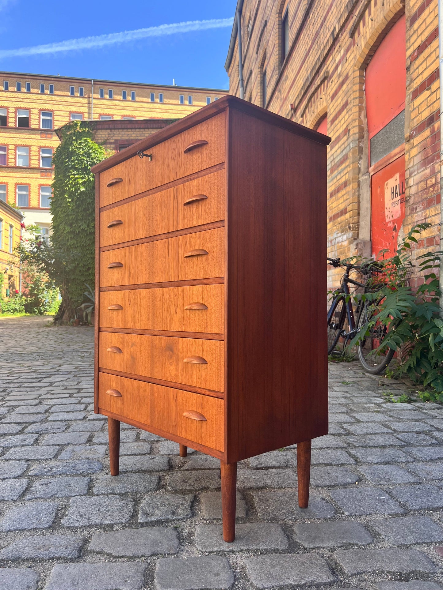Vintage Teak Kommode mit Muschelgriffen aus Dänemark, 60er Jahre