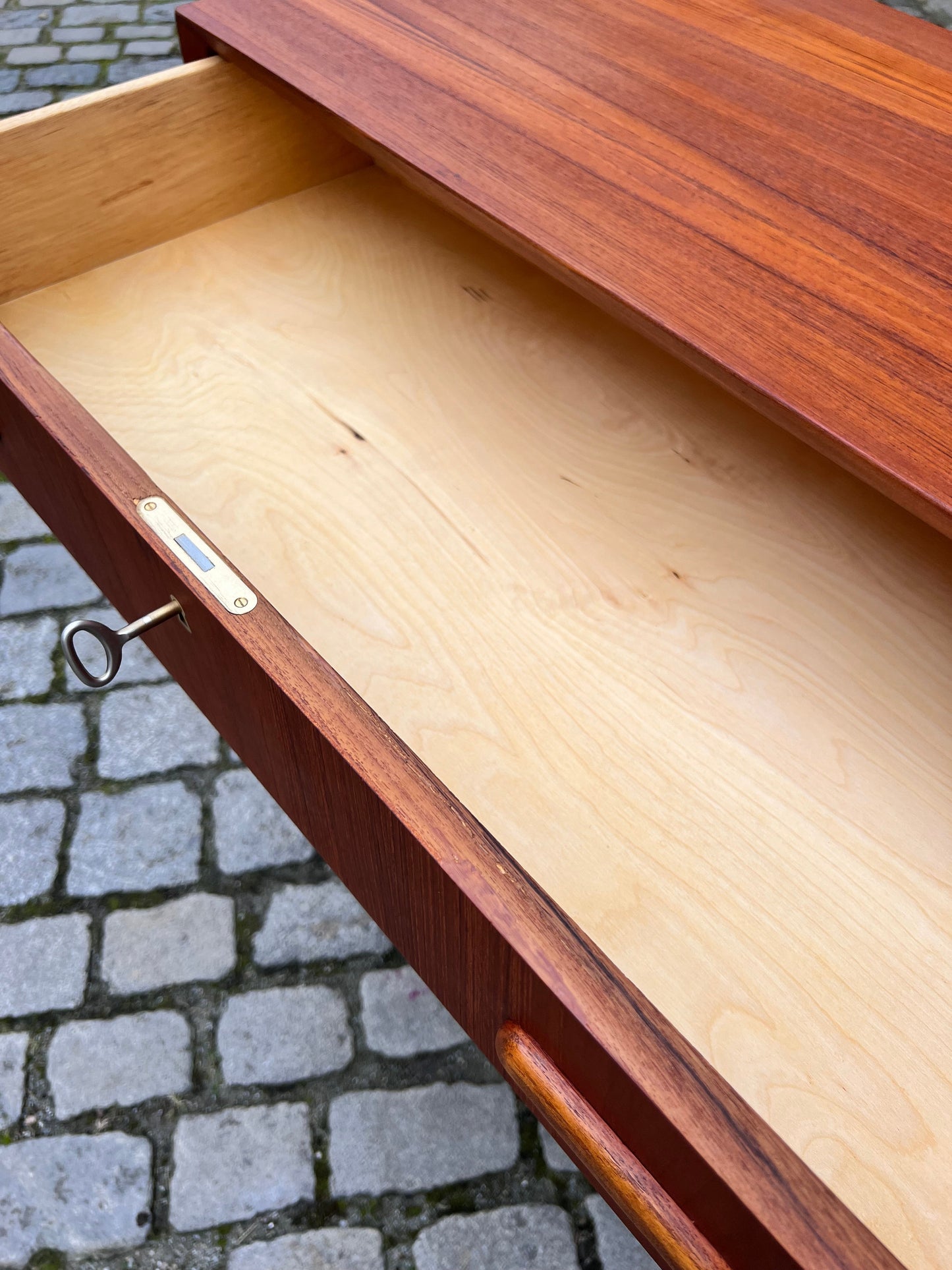 Vintage Kommode Teak mit Schloss aus Dänemark