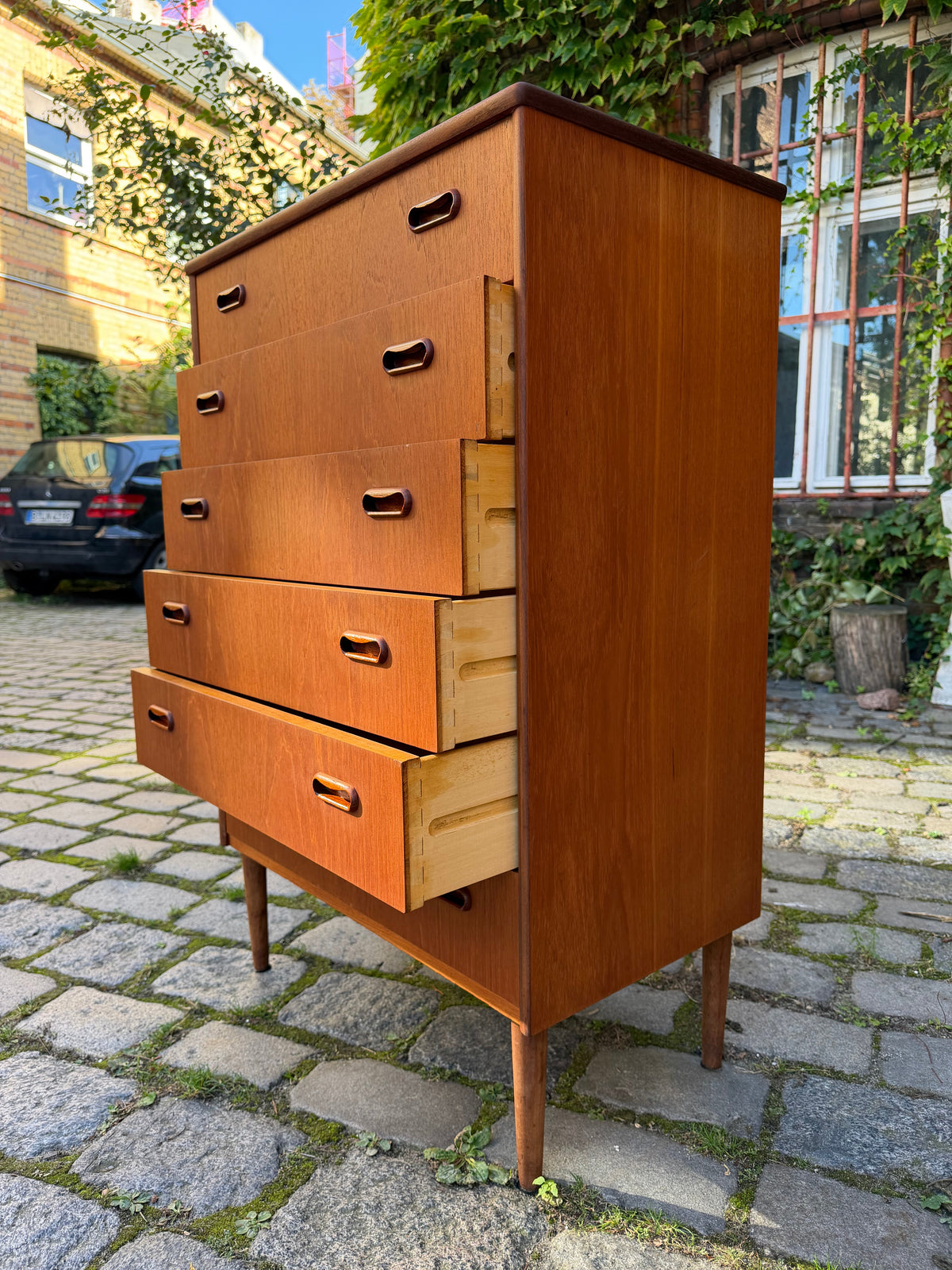 Kommode Teak mit Griffmulden von Kværndrup Møbelfabrik