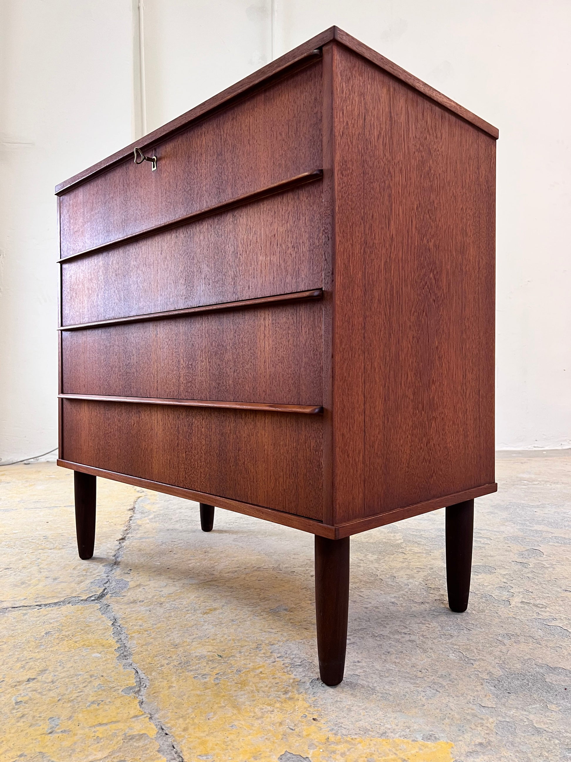 Vintage Kommode Teak mit Schloss aus Dänemark
