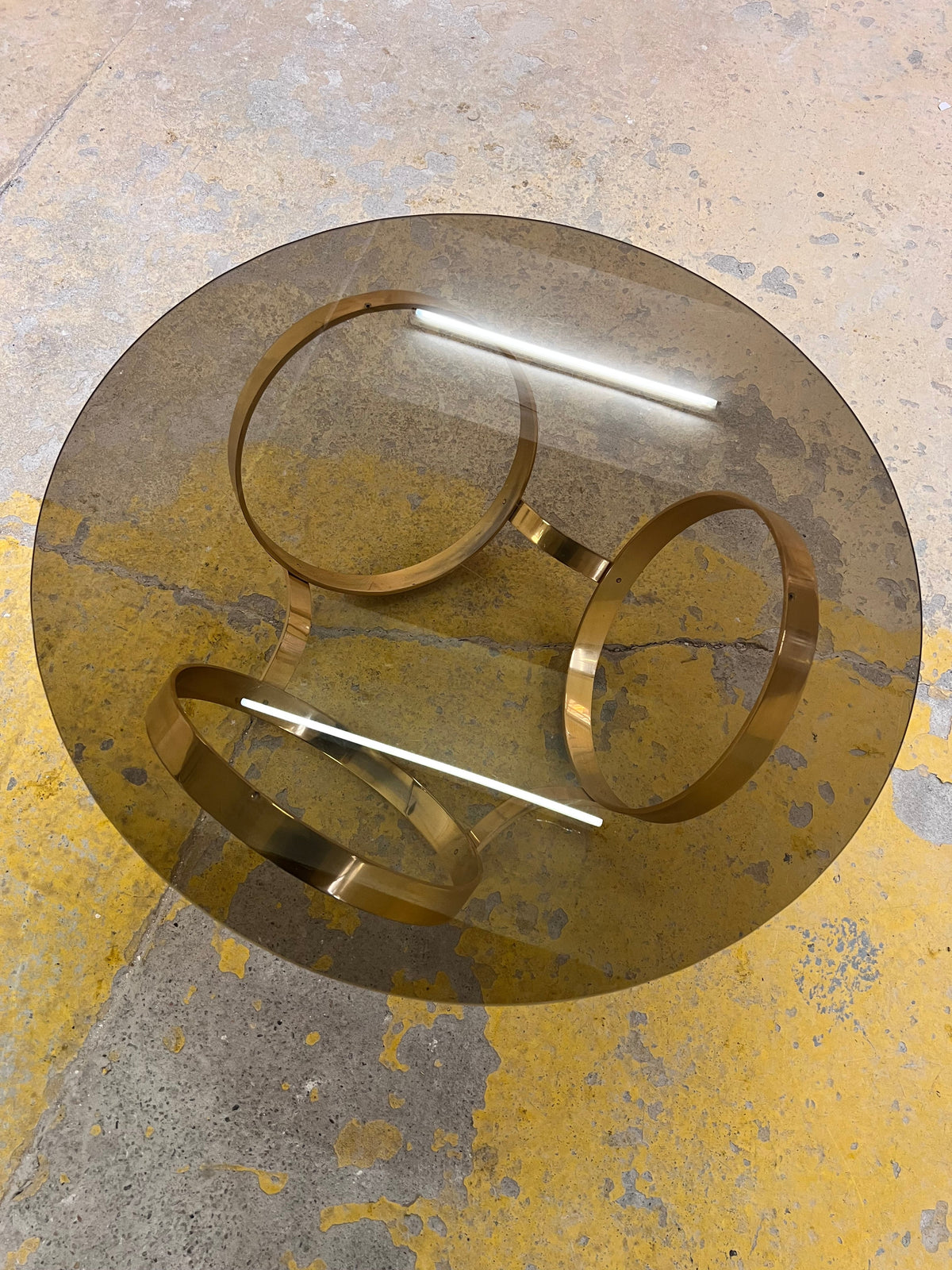 Vintage Couchtisch rund Hesterberg von Knut Hesterberg für Ronald Schmitt mit Messinggestell und Rauchglas