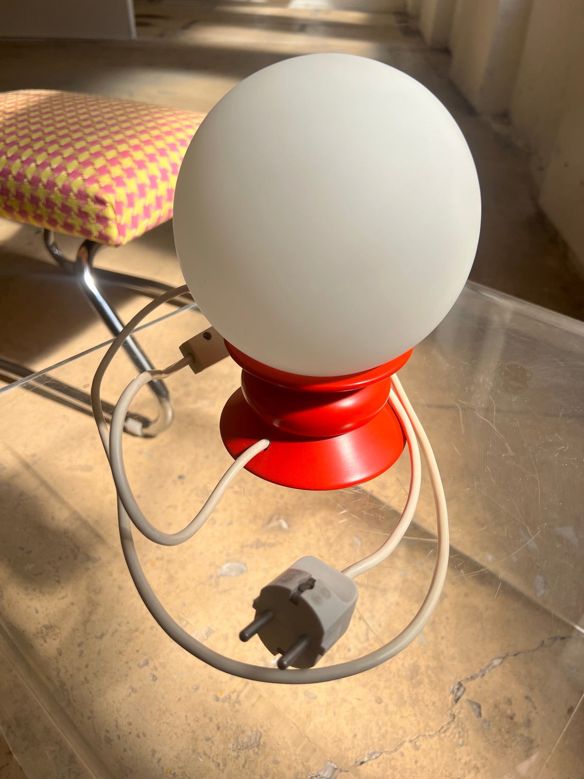 Lampe de table vintage en verre opale rouge par Temde
