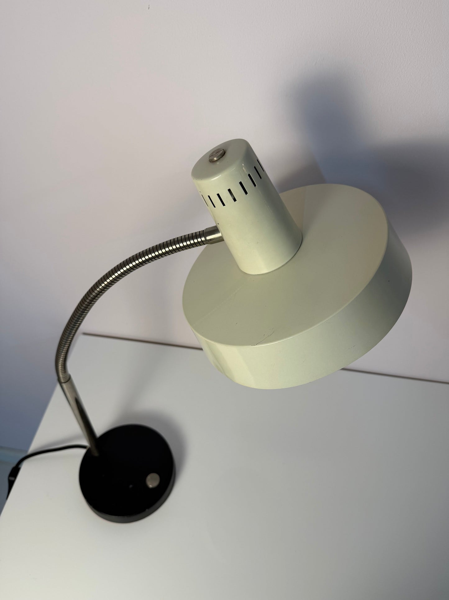 Vintage Schreibtischlampe altweiß mit beweglichem Arm, Deutschland 50er