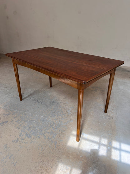 Vintage ausziehbarer Esstisch mit Teak Tischplatte und Nussbaum Gestell