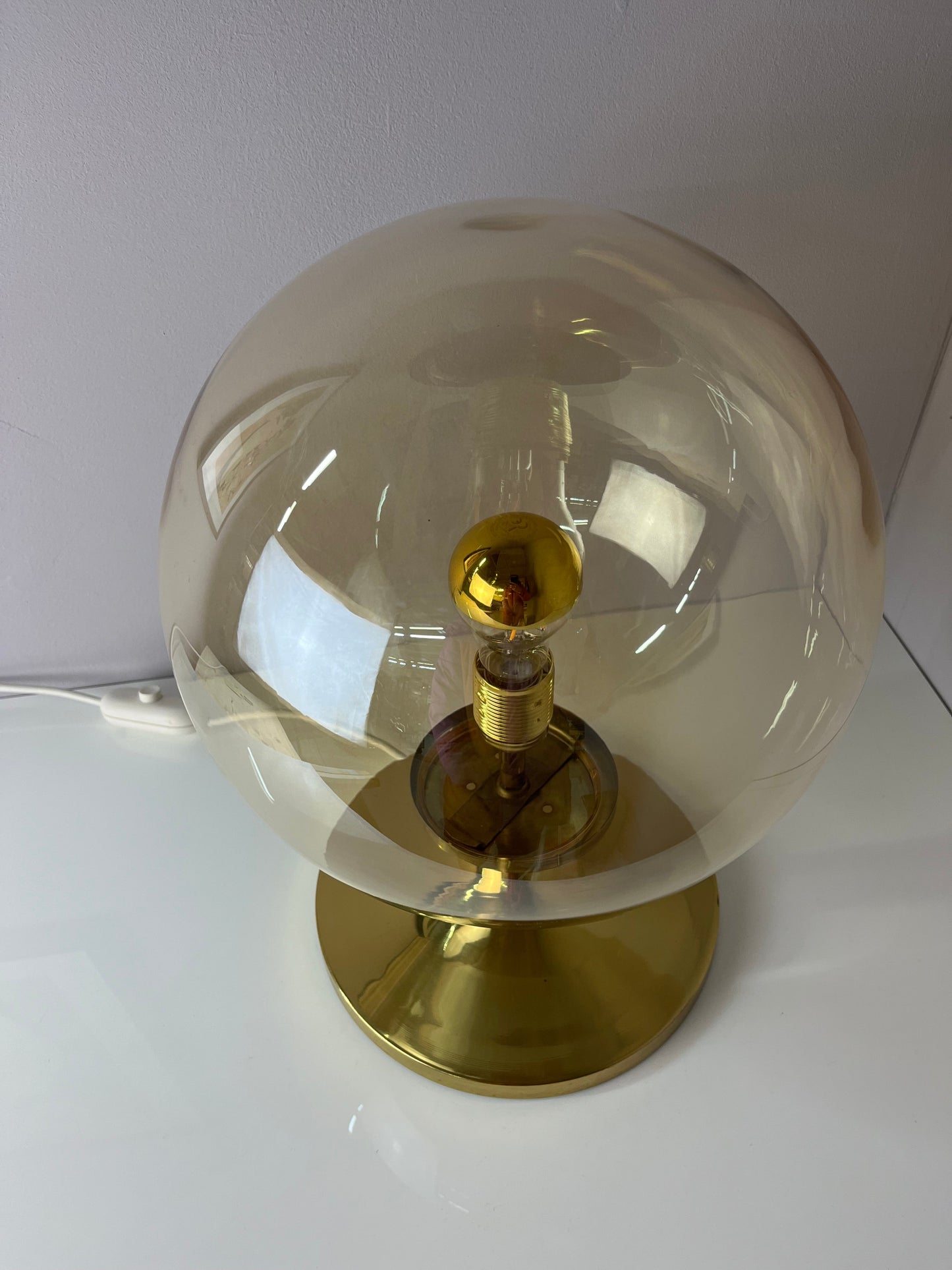 Vintage Tischlampe mit Glaskugel und Messingfuß