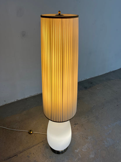 Vintage Stehlampe mit Opalglasfuß und Plisseeschirm