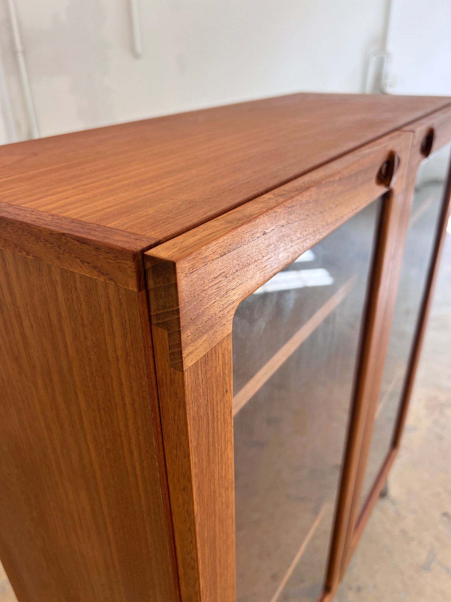 Vintage Vitrinenschrank Teak von H.W. Klein für Bramin mit neuen Chromfüßen