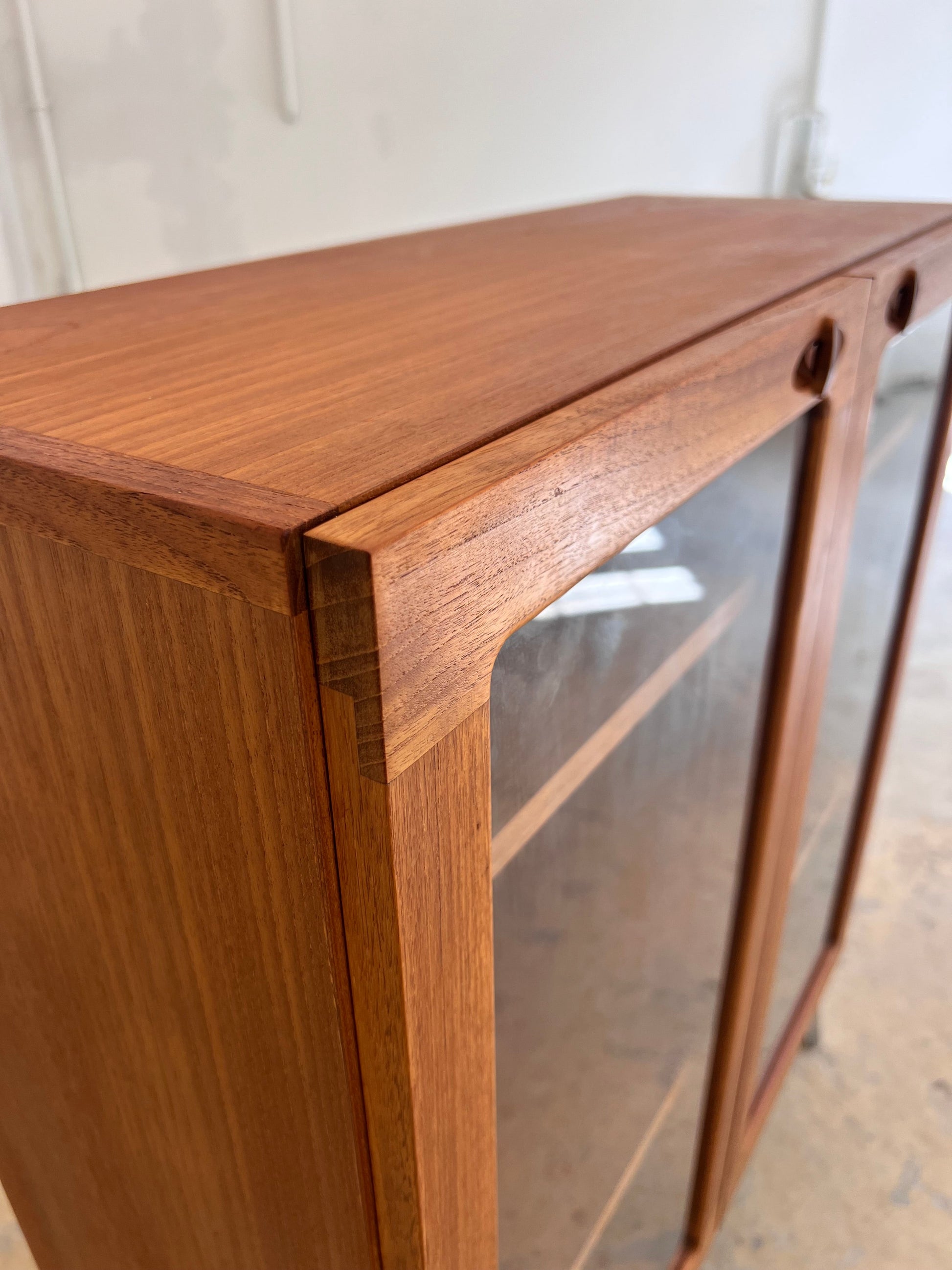 Vintage Vitrinenschrank Teak von H.W. Klein für Bramin mit neuen Chromfüßen