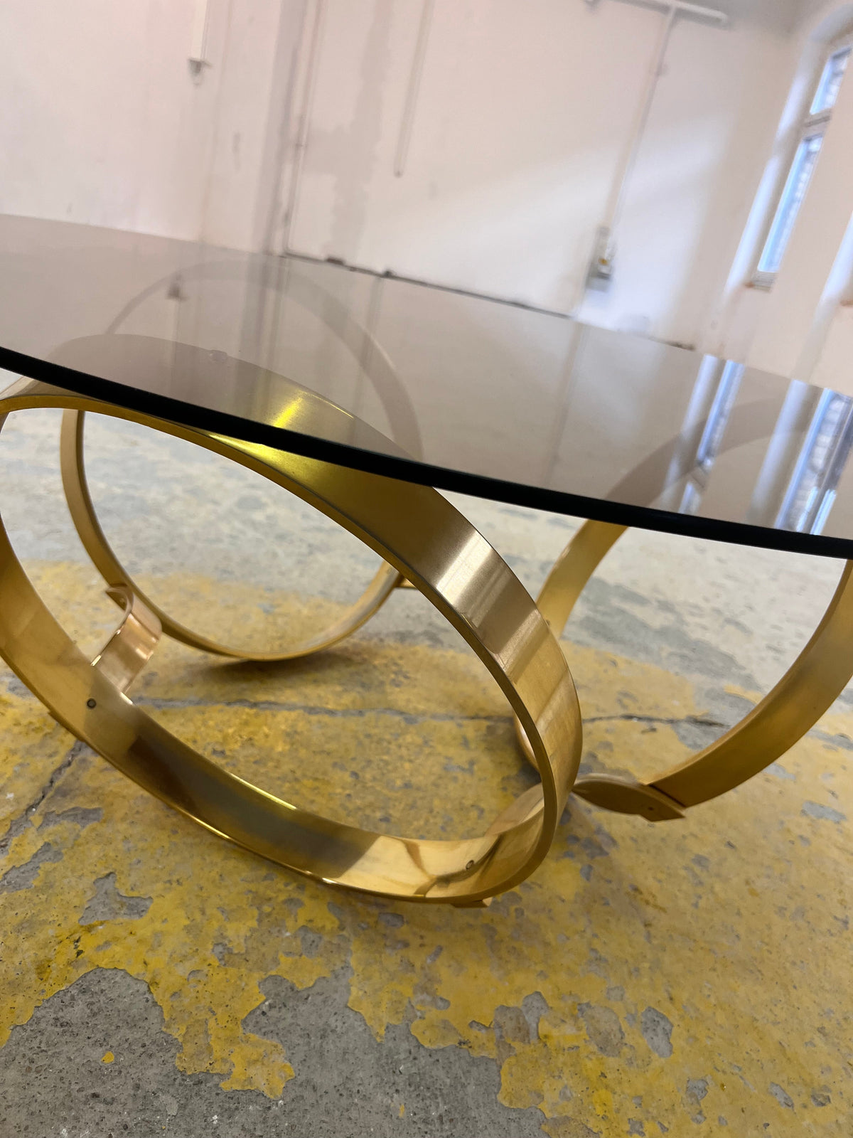 Vintage Couchtisch rund Hesterberg von Knut Hesterberg für Ronald Schmitt mit Messinggestell und Rauchglas