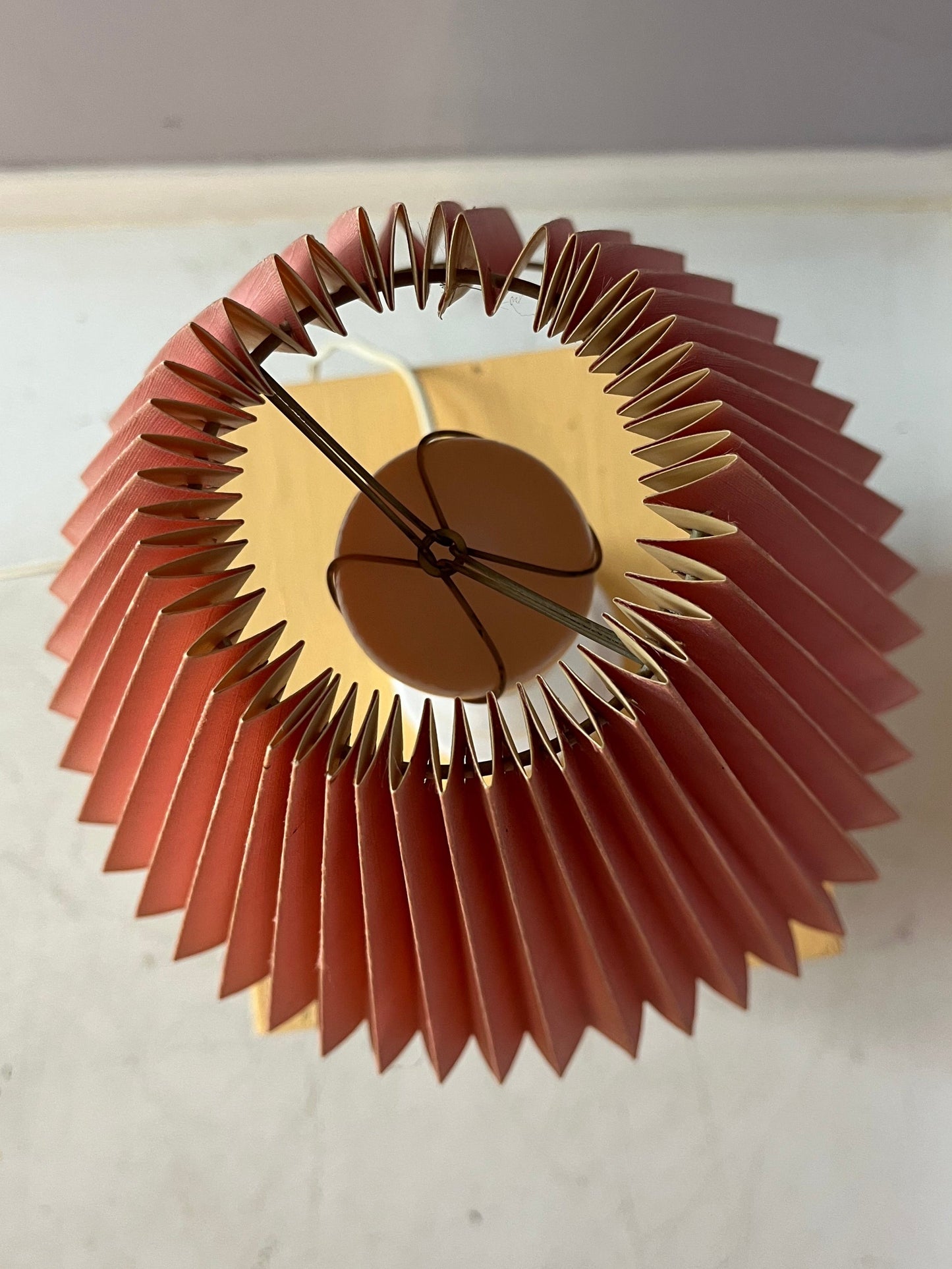 Tischlampe weiß Glas mit rosa Schirm