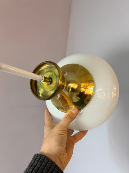 Lampe suspendue vintage en verre opale et laiton