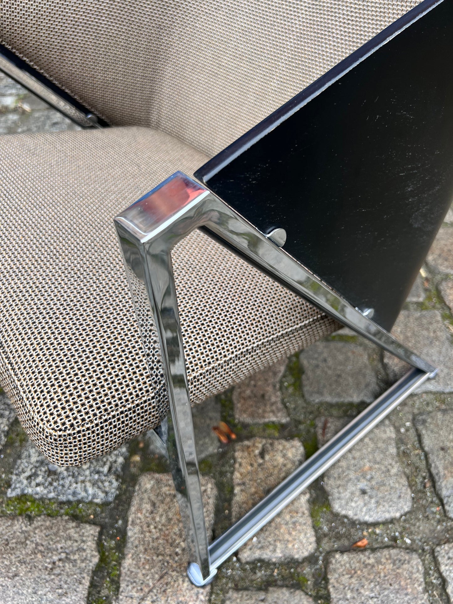 Sessel Mondi grau schwarz Chrom von Jouko Järvisalo für Inno Interior Oy