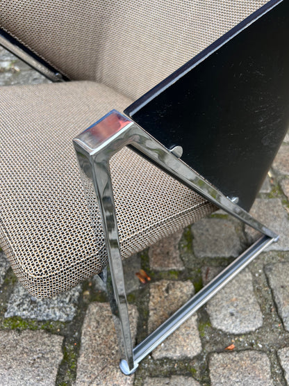 Sessel Mondi grau schwarz Chrom von Jouko Järvisalo für Inno Interior Oy