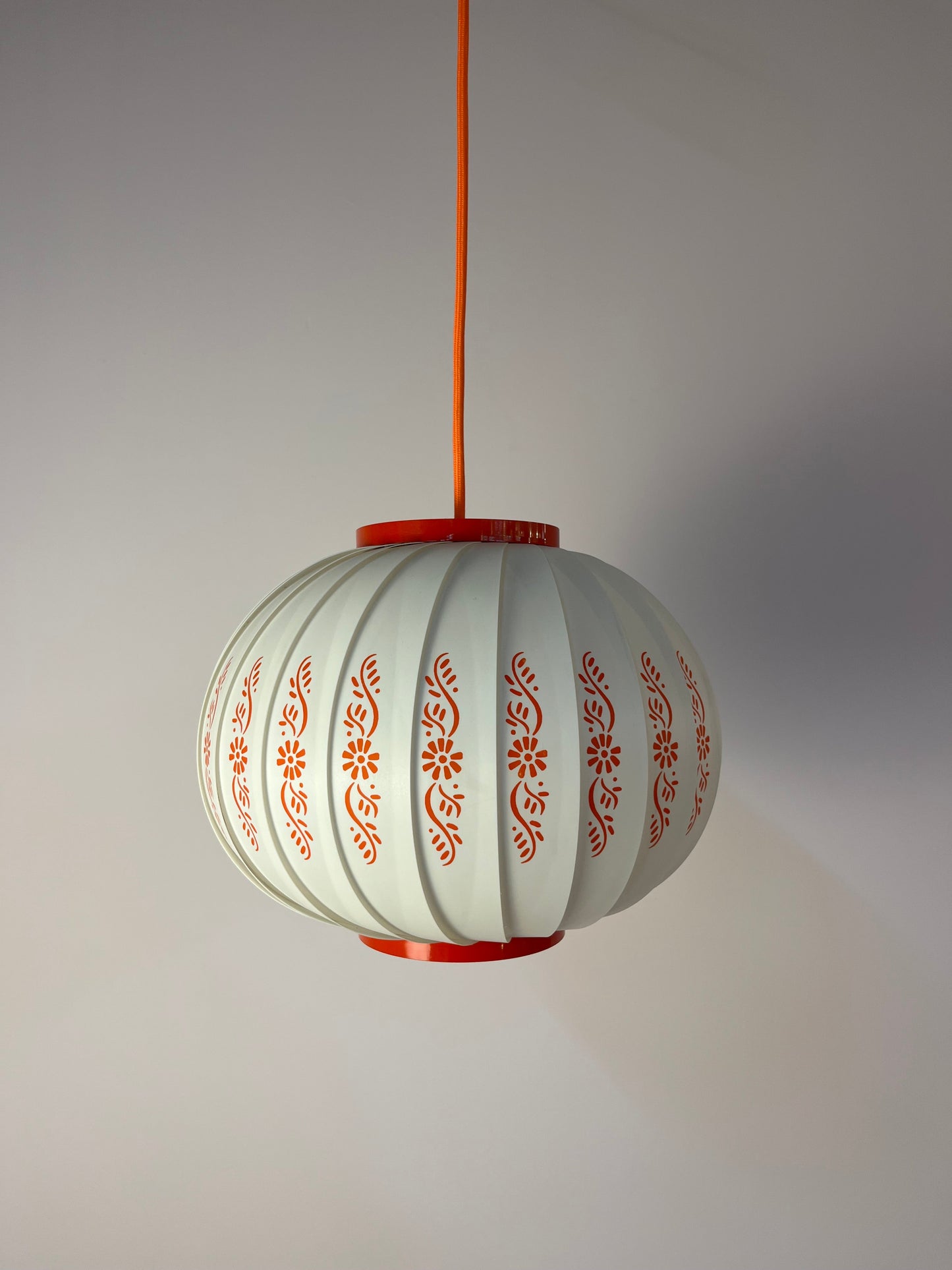 Vintage Hängelampe von Lars Schiøler mit roten Blumendetails