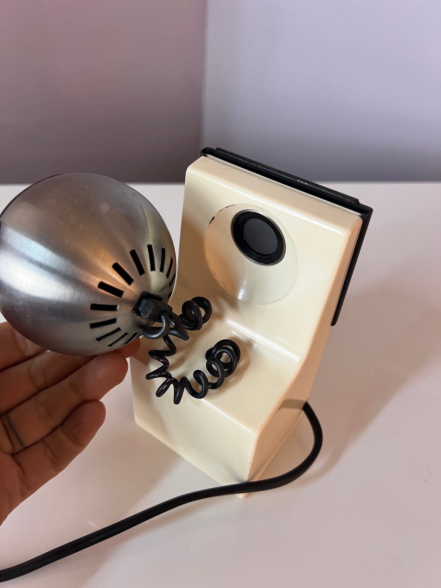 Tischlampe weiß silber mit Kugelkopf von Osram