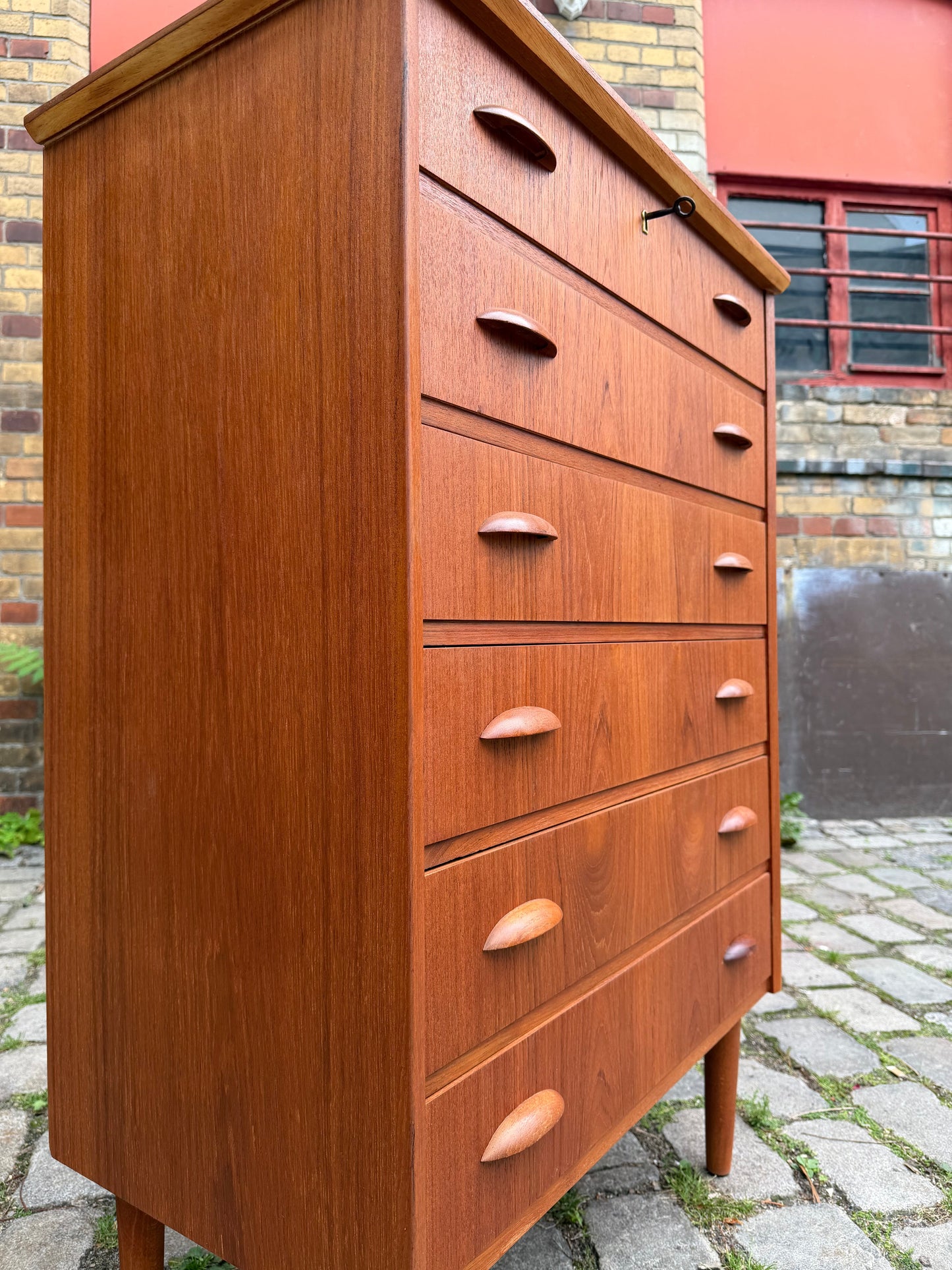 Vintage Kommode Teak mit Muschelgriffen und Schloss aus Dänemark