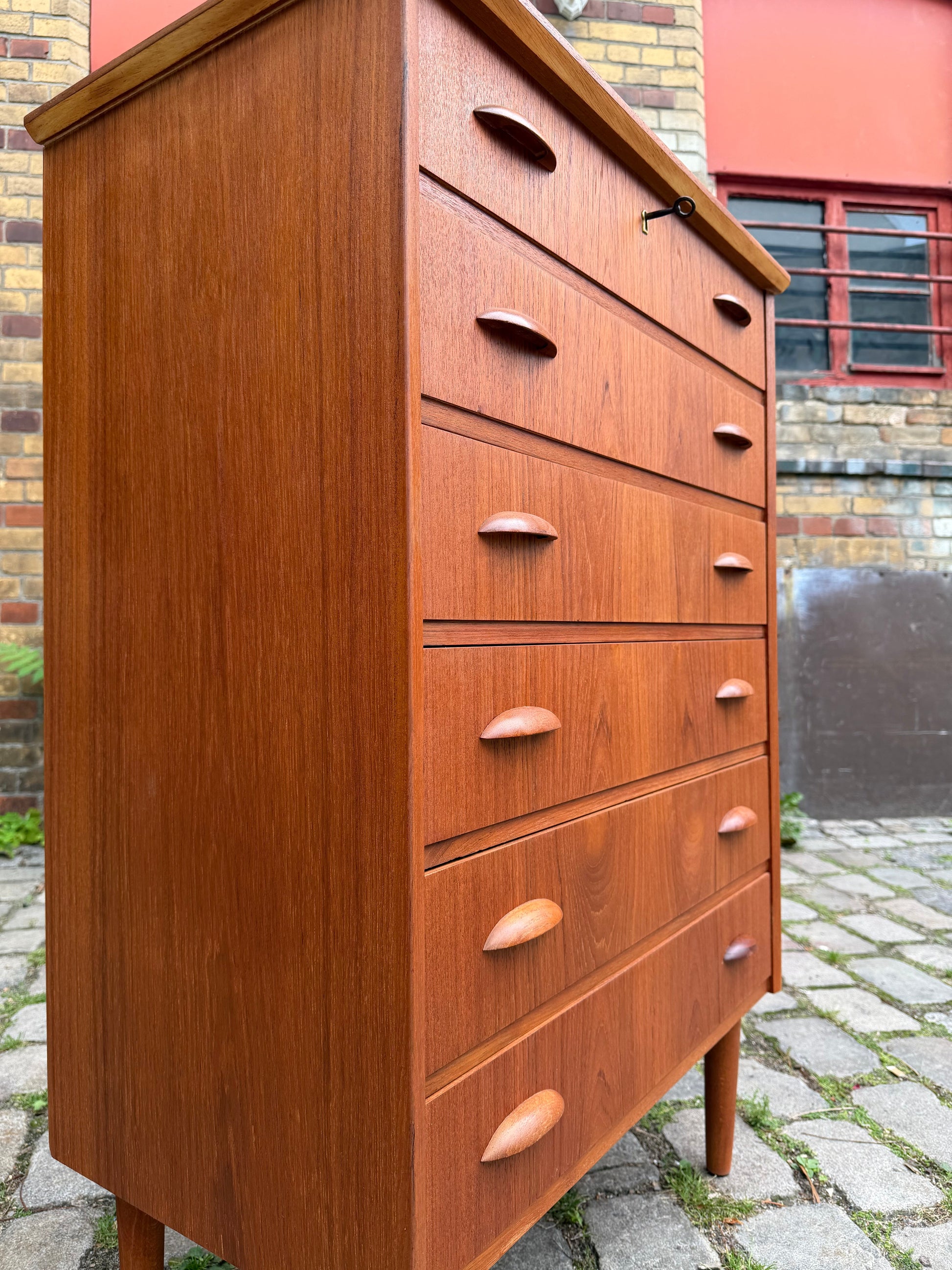 Vintage Kommode Teak mit Muschelgriffen und Schloss aus Dänemark
