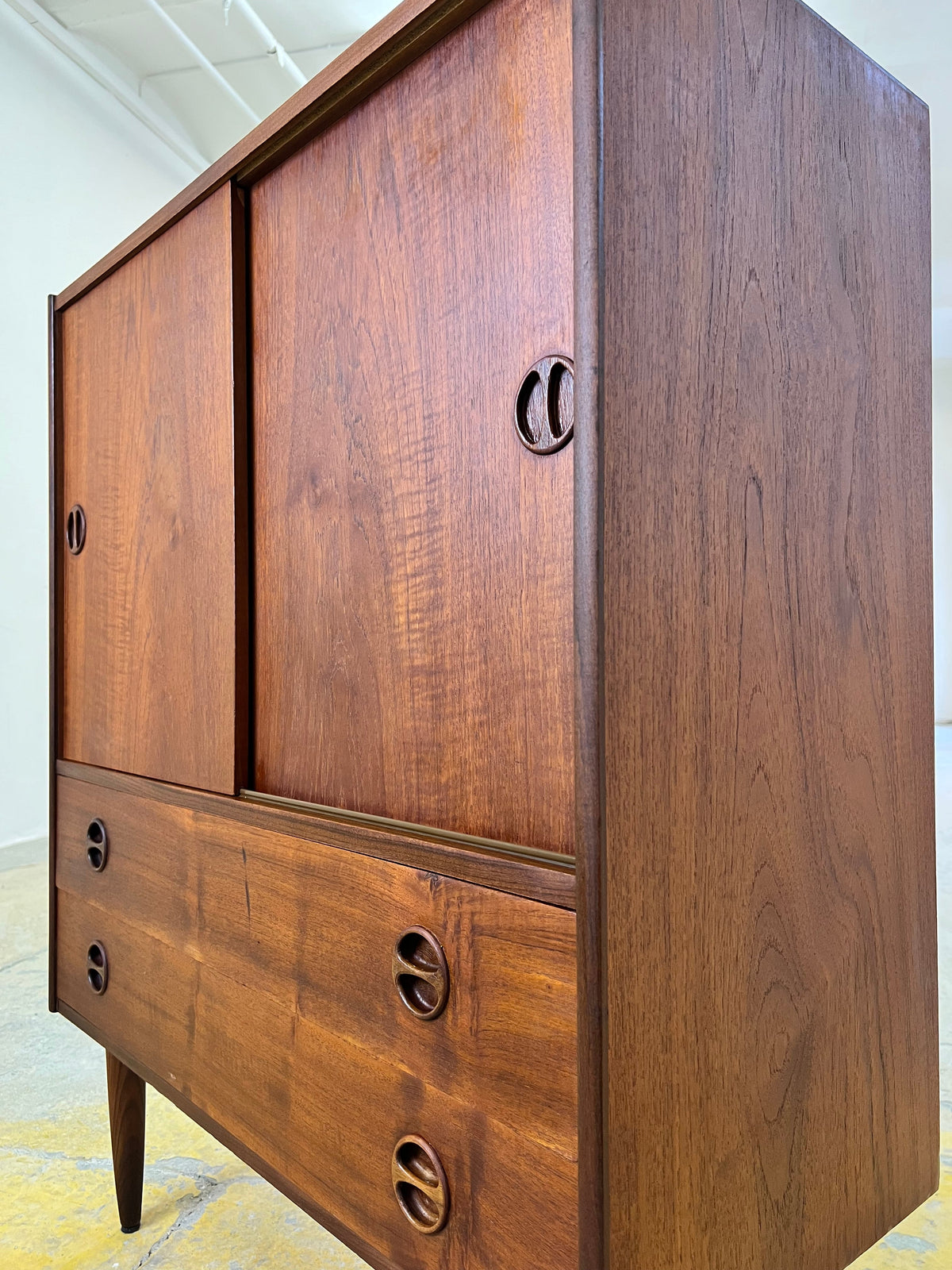 Vintage Schrank Teak aus Dänemark mit Schiebetüren und Schubladen, runde Griffmulden
