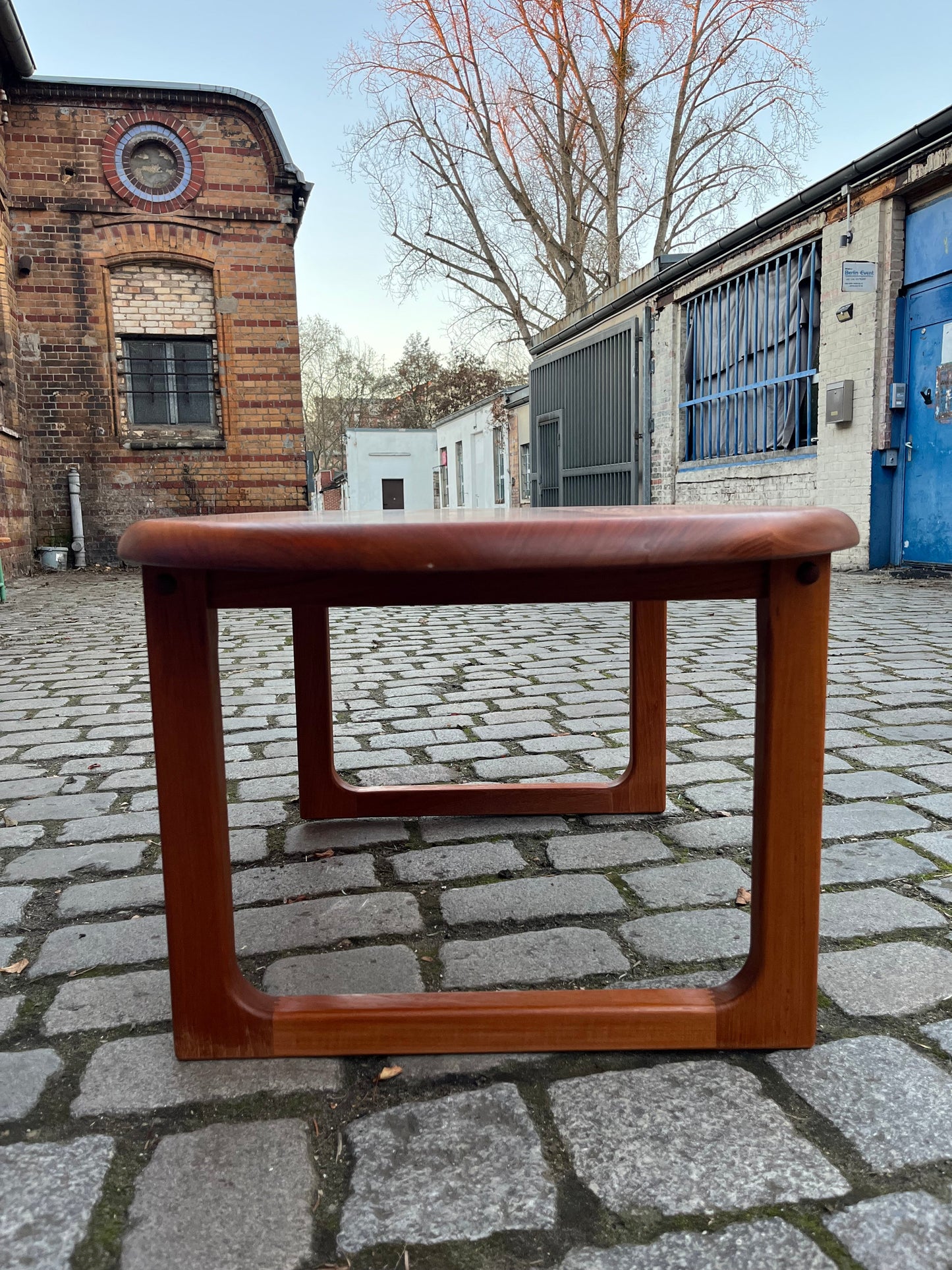 Vintage Couchtisch oval von Niels Bach für Niels Bach aus Teak