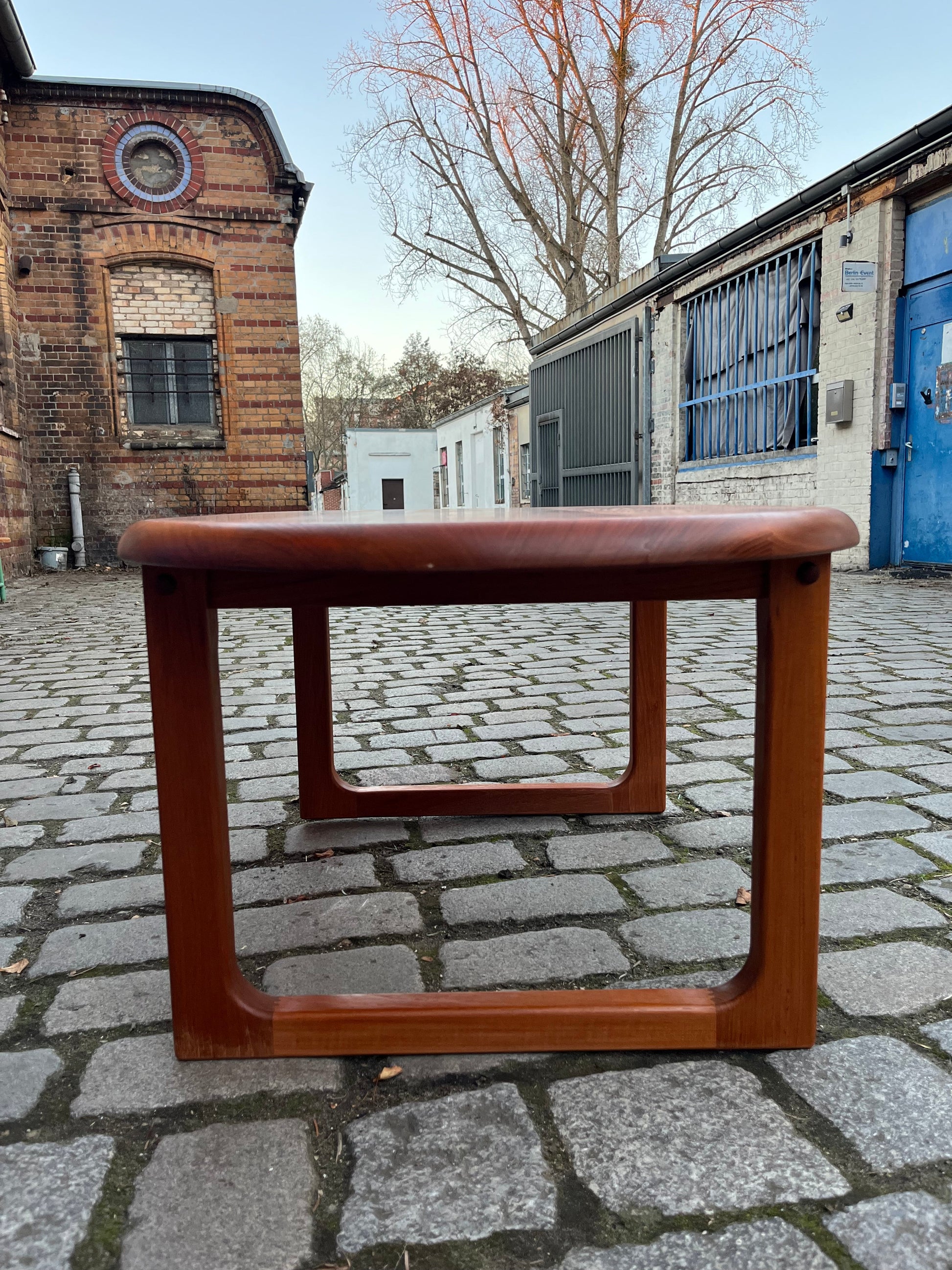 Vintage Couchtisch oval von Niels Bach für Niels Bach aus Teak