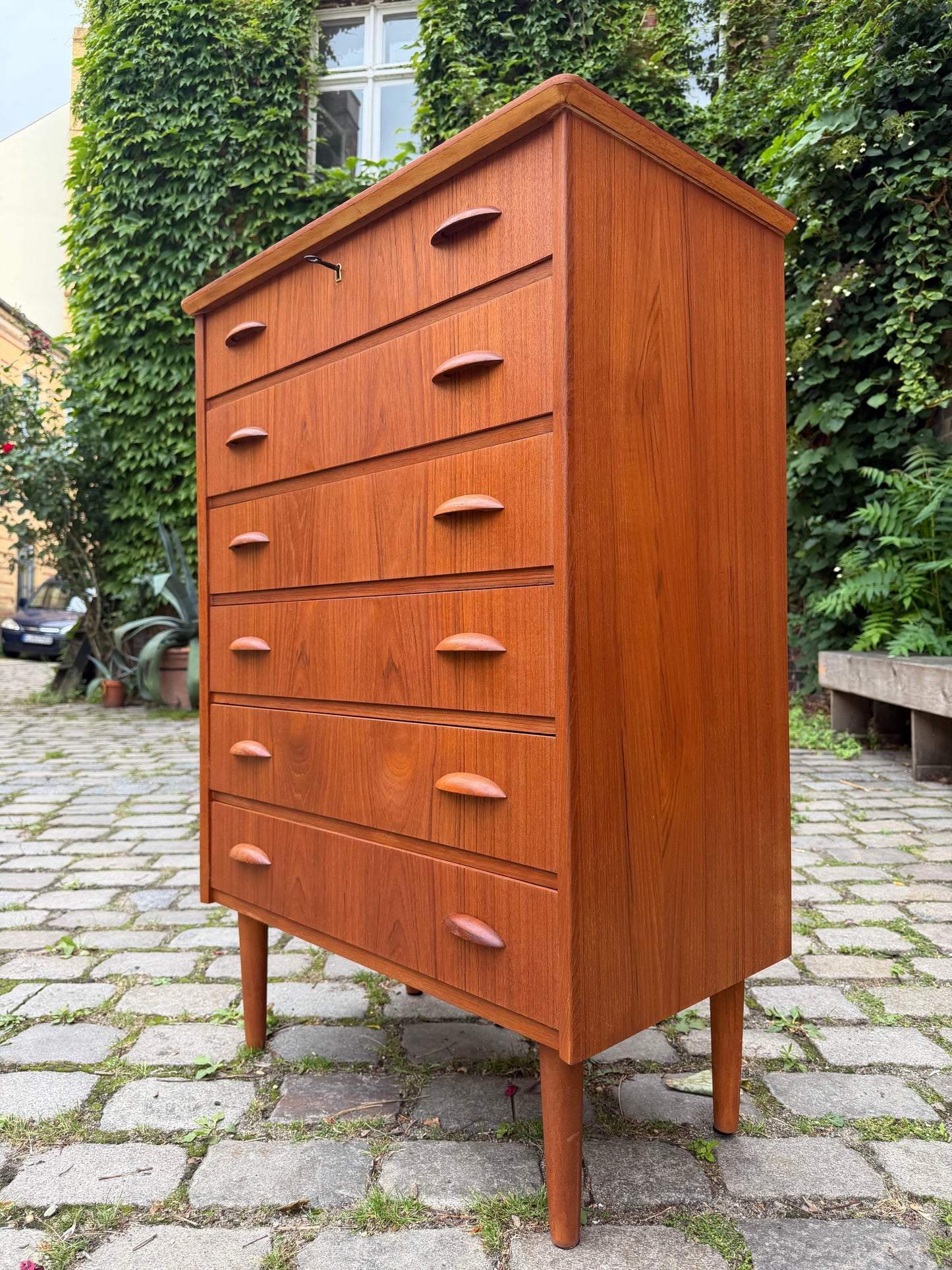 Vintage Kommode Teak mit Muschelgriffen und Schloss aus Dänemark