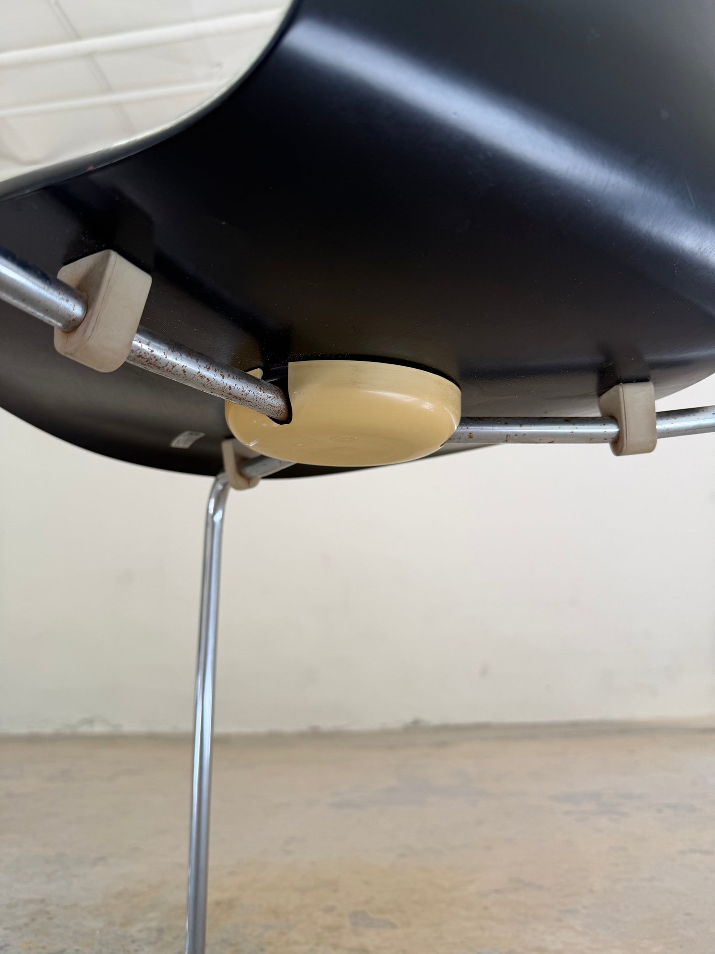 Vintage Stuhl "Ameise" dreibeinig von Arne Jacobsen für Fritz Hansen