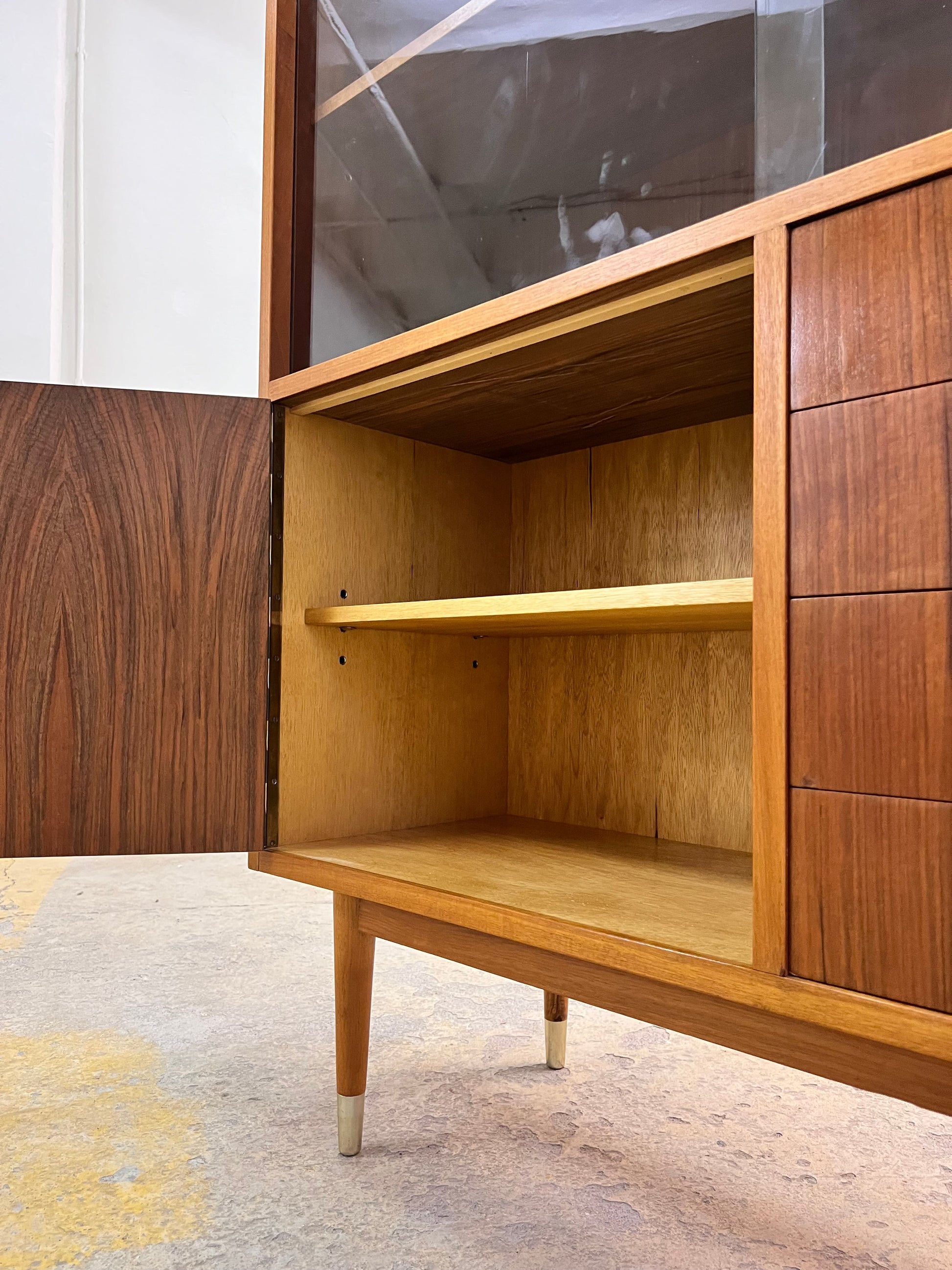 Vintage Vitrinenschrank von Deutsche Werkstätten Hellerau, Nussbaum, restauriert, Glasschiebetüren