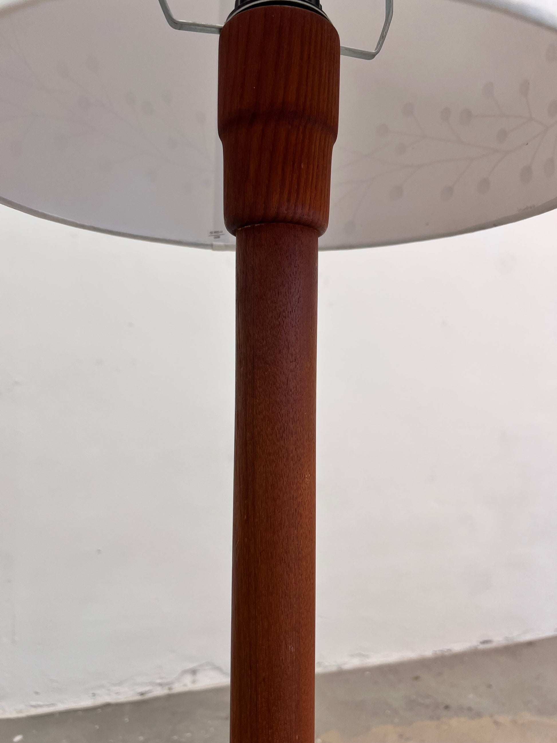 Vintage Stehlampe Teak mit verziertem Stoffschirm aus Dänemark