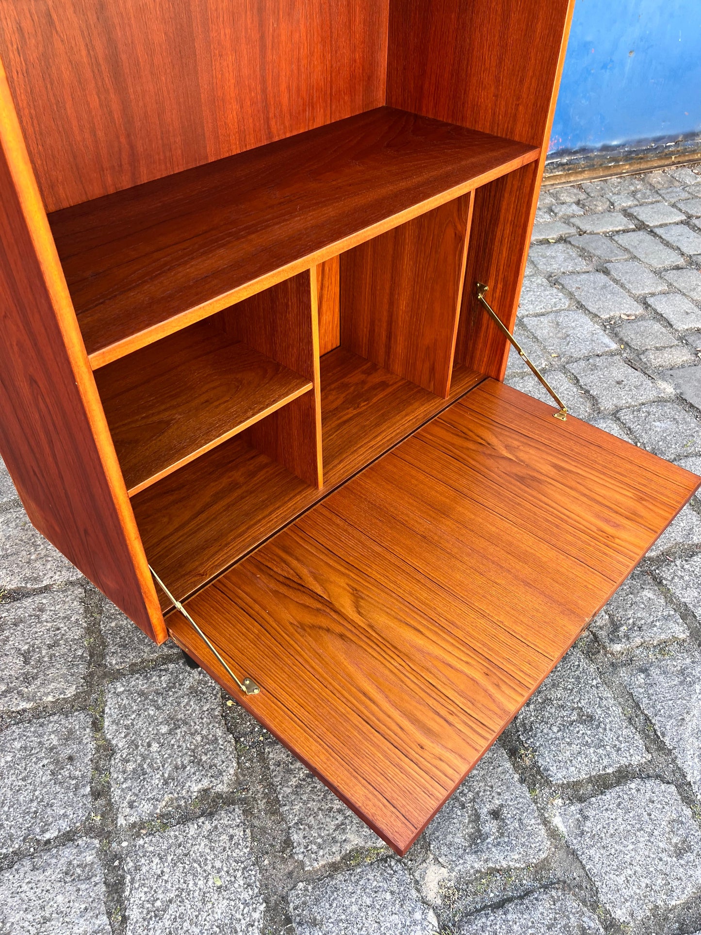 Teak shelf with lockable compartment