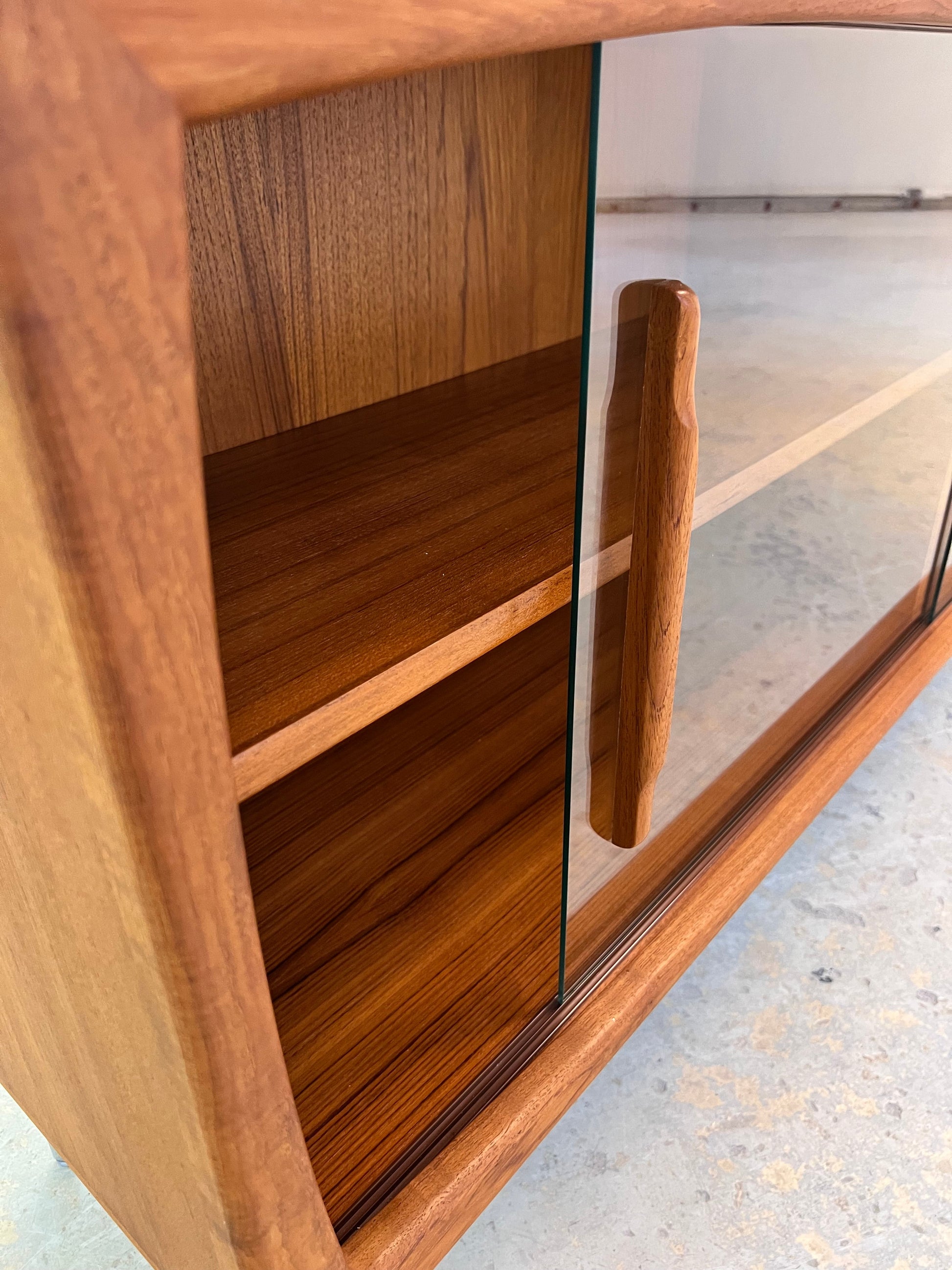 Vintage Sideboard Vitrine Teak mit Chromfüßen von Dyrlund
