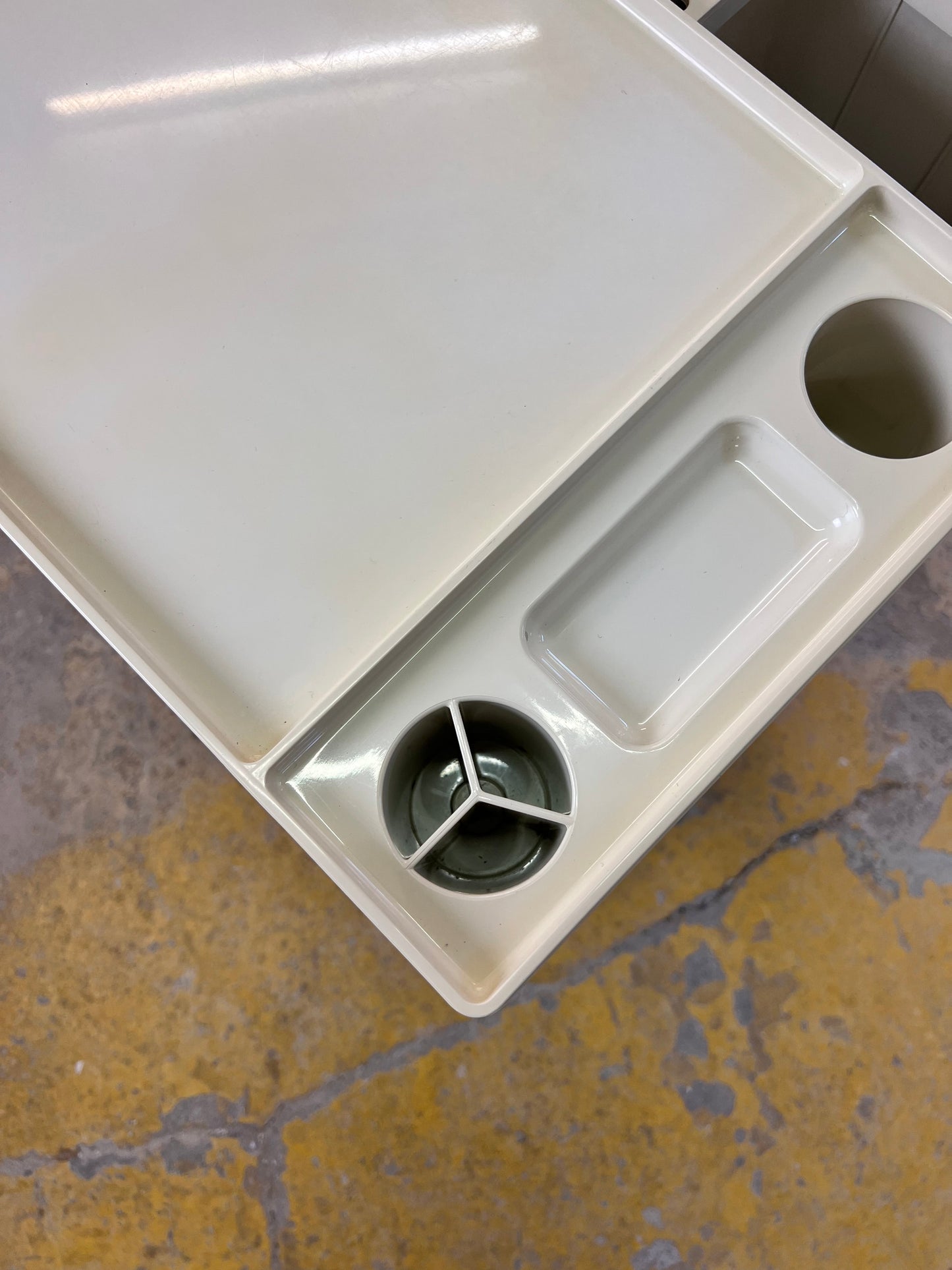 Vintage Rollwagen Stile von Giovanni Pelis für Neolt, cremeweiß, Schloss mit Schlüssel