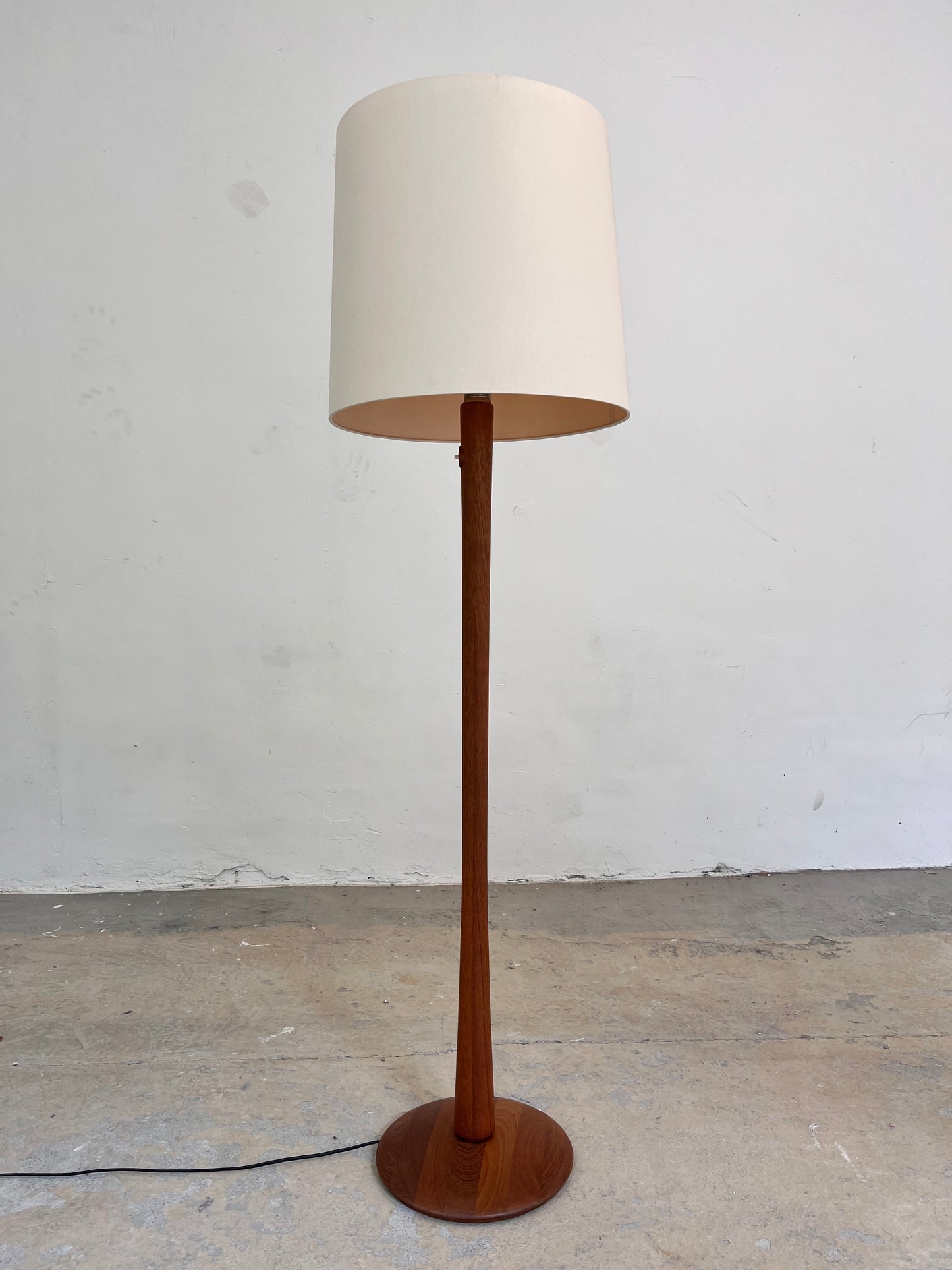 Vintage Stehlampe Teak mit Seidenschirm aus Dänemark
