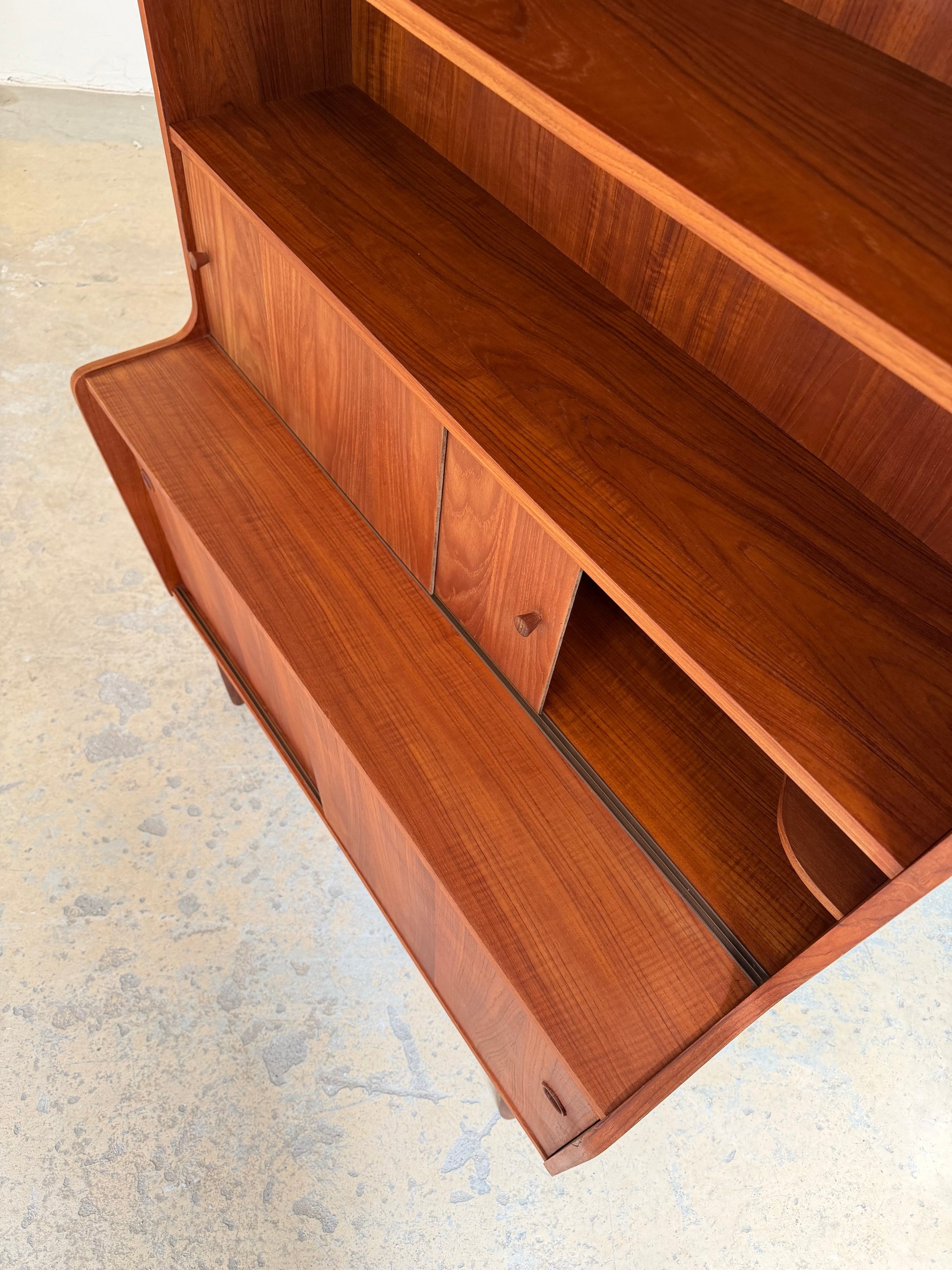 Vintage Bücherregal Teak mit Schiebetüren, Dänemark 50er Jahre