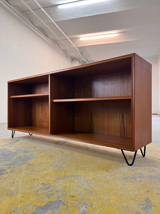 Vintage Regal Teak auf Hairpinlegs von rt Möbel