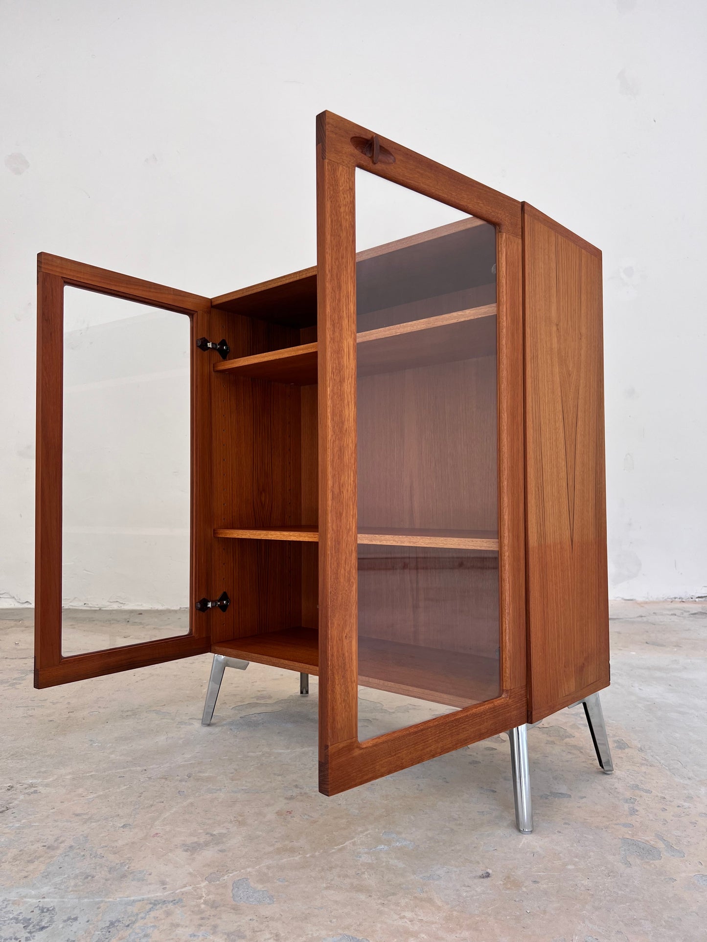 Vintage Vitrinenschrank Teak von H.W. Klein für Bramin mit neuen Chromfüßen