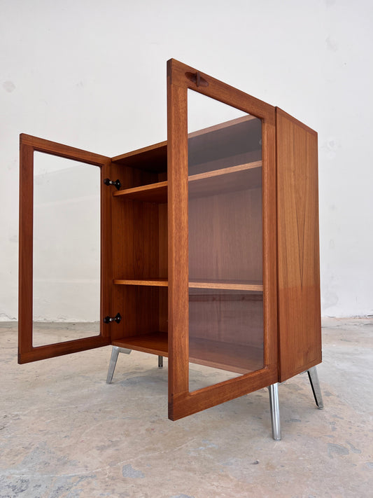 Vintage Vitrinenschrank Teak von H.W. Klein für Bramin mit neuen Chromfüßen