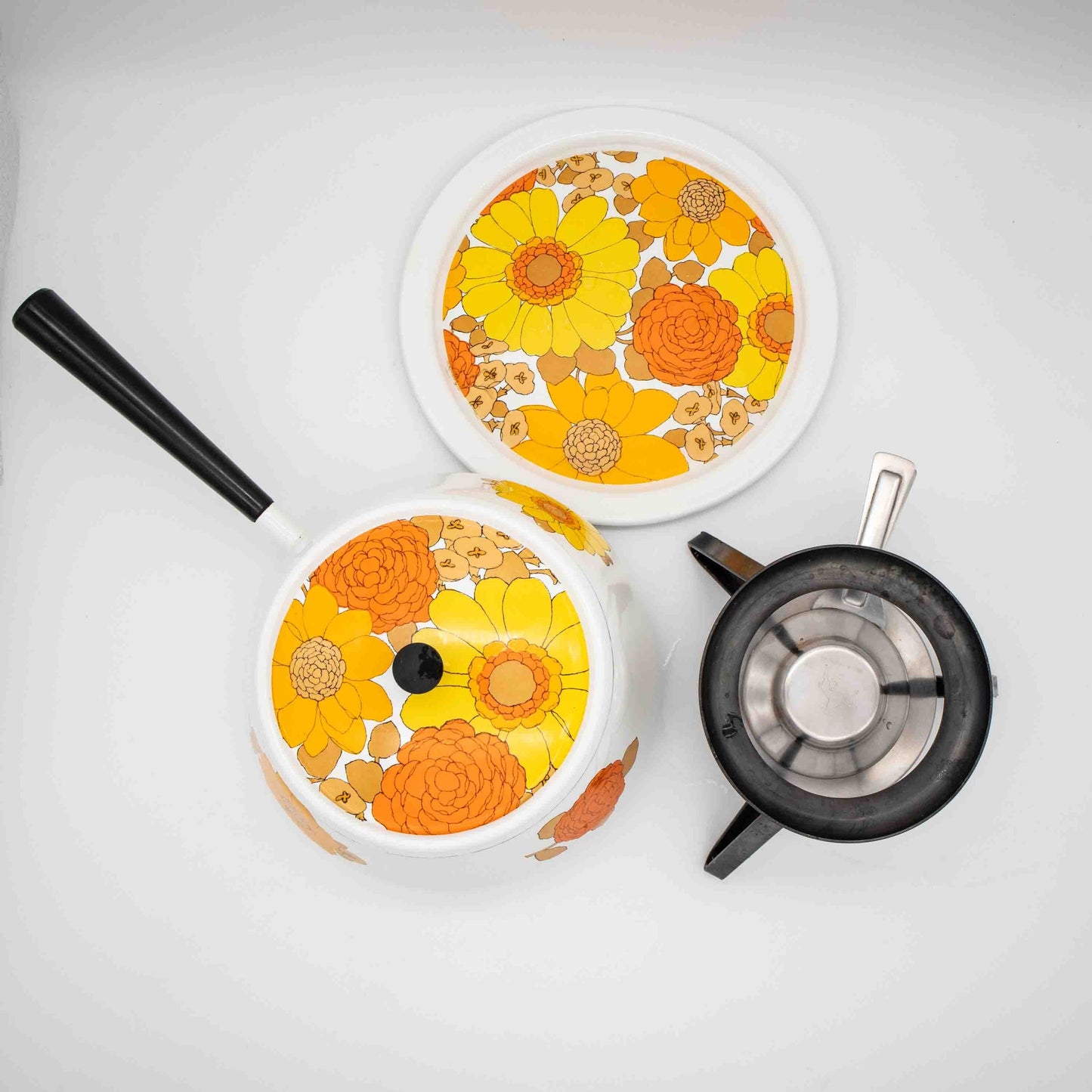 Vintage Fondue Set Emaille mit gelben und orangen Blumen