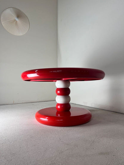 Table basse ronde en plastique rouge et blanc par Peter Ghyczy