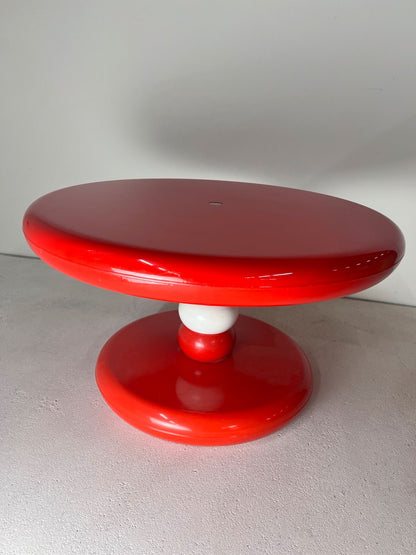 Table basse ronde en plastique rouge et blanc par Peter Ghyczy