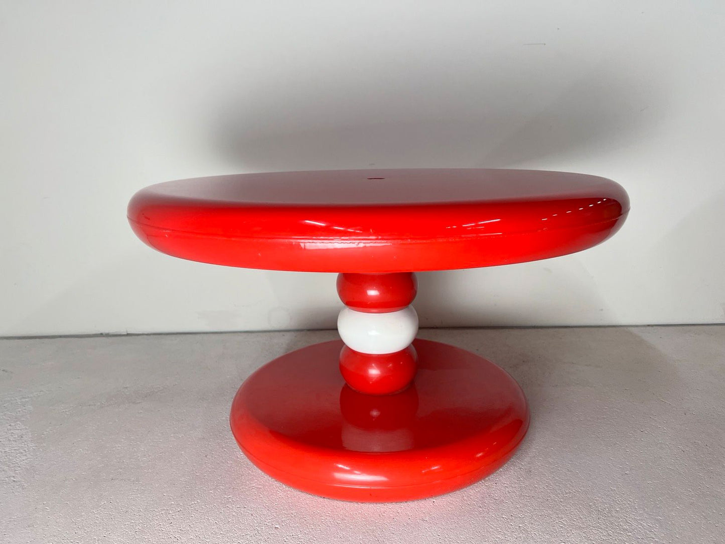 Table basse ronde en plastique rouge et blanc par Peter Ghyczy