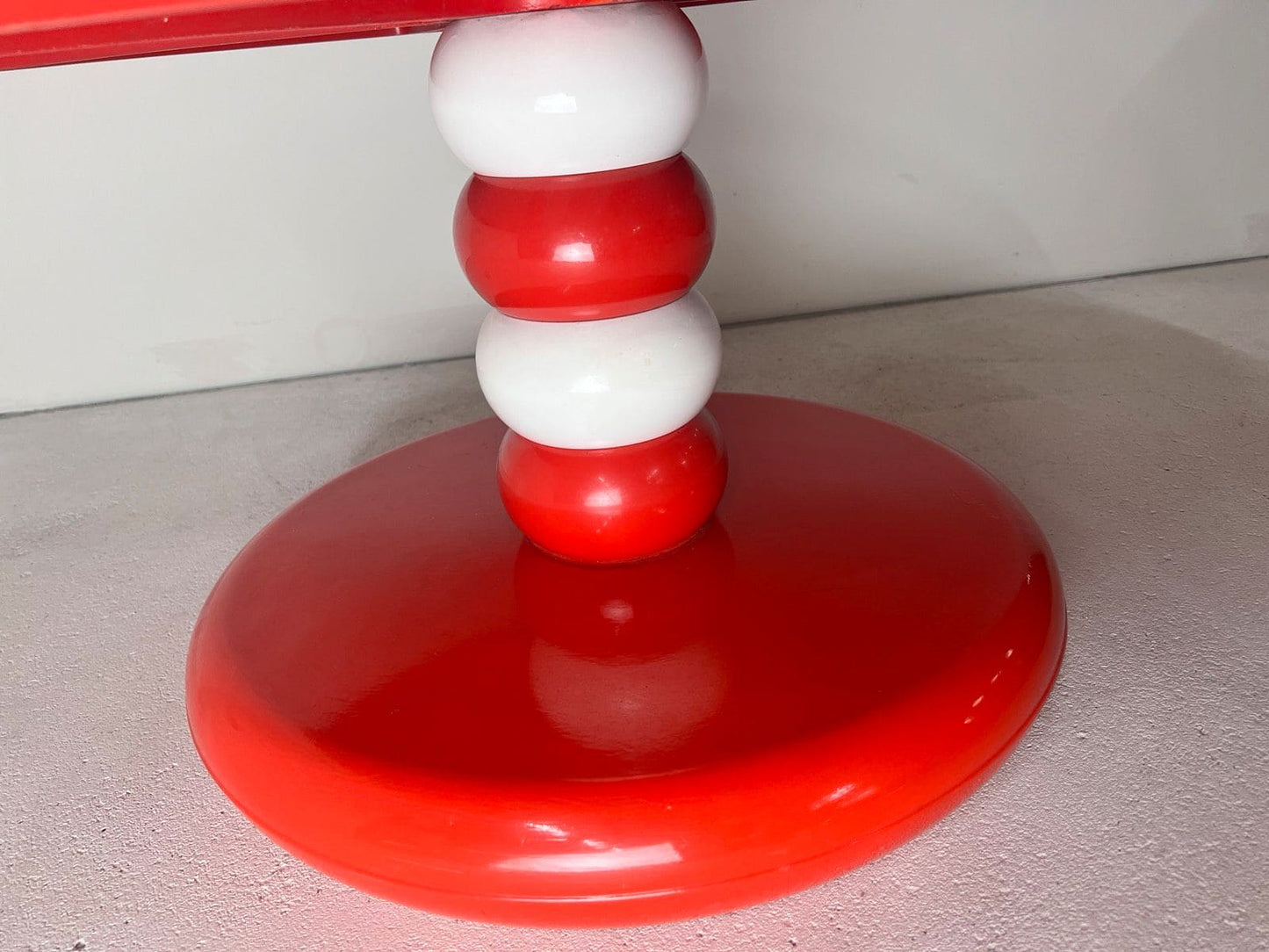 Table basse ronde en plastique rouge et blanc par Peter Ghyczy